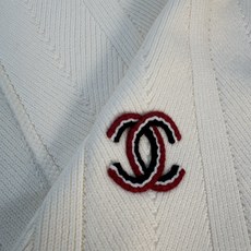 CHANEL香奈儿 米白竖坑条撞色边刺绣双C针织围巾 尺寸约35×180cm羊毛针织,厚实有弹性,柔软亲肤,双C采用红黑 CHANEL香奈儿 米白竖坑条撞色边刺绣双C针织围巾 尺寸约35×180cm羊毛针织,厚实有弹性,柔软亲肤,双C采用红黑