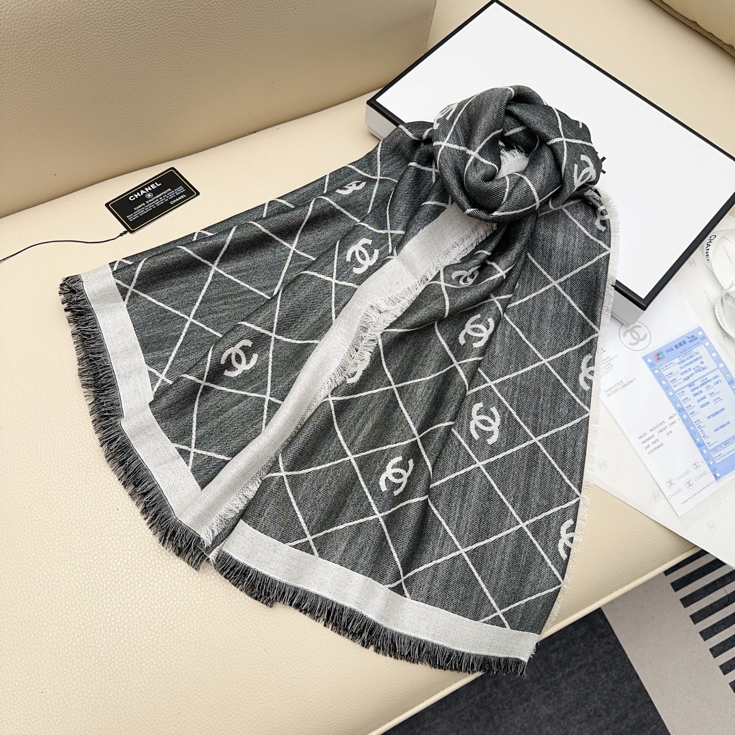 Chanel scarf 𝐂𝐡𝐚𝐧𝐞𝐥 25p C C Logo 140*140cm 40% 32% 28% — photo 8