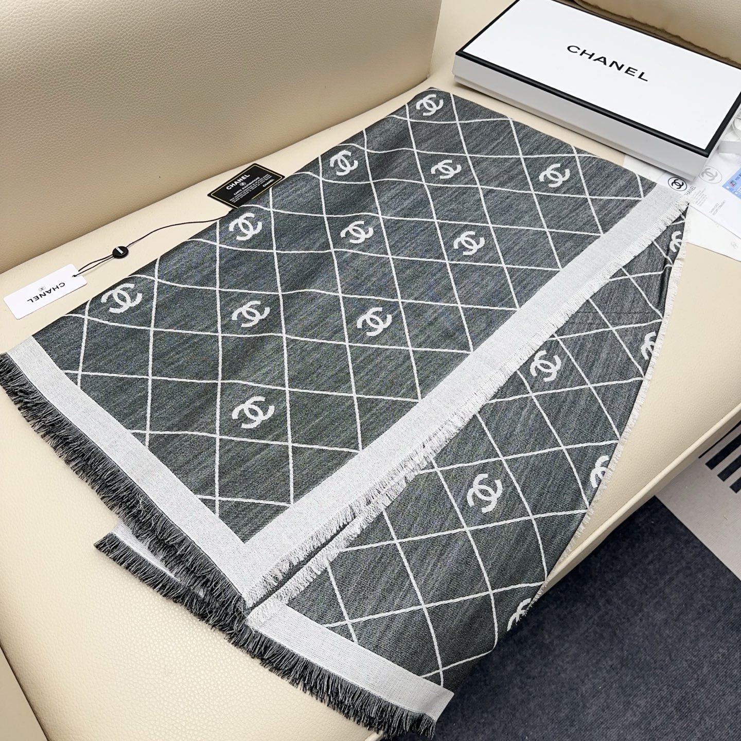 Chanel scarf 𝐂𝐡𝐚𝐧𝐞𝐥 25p C C Logo 140*140cm 40% 32% 28% — photo 7