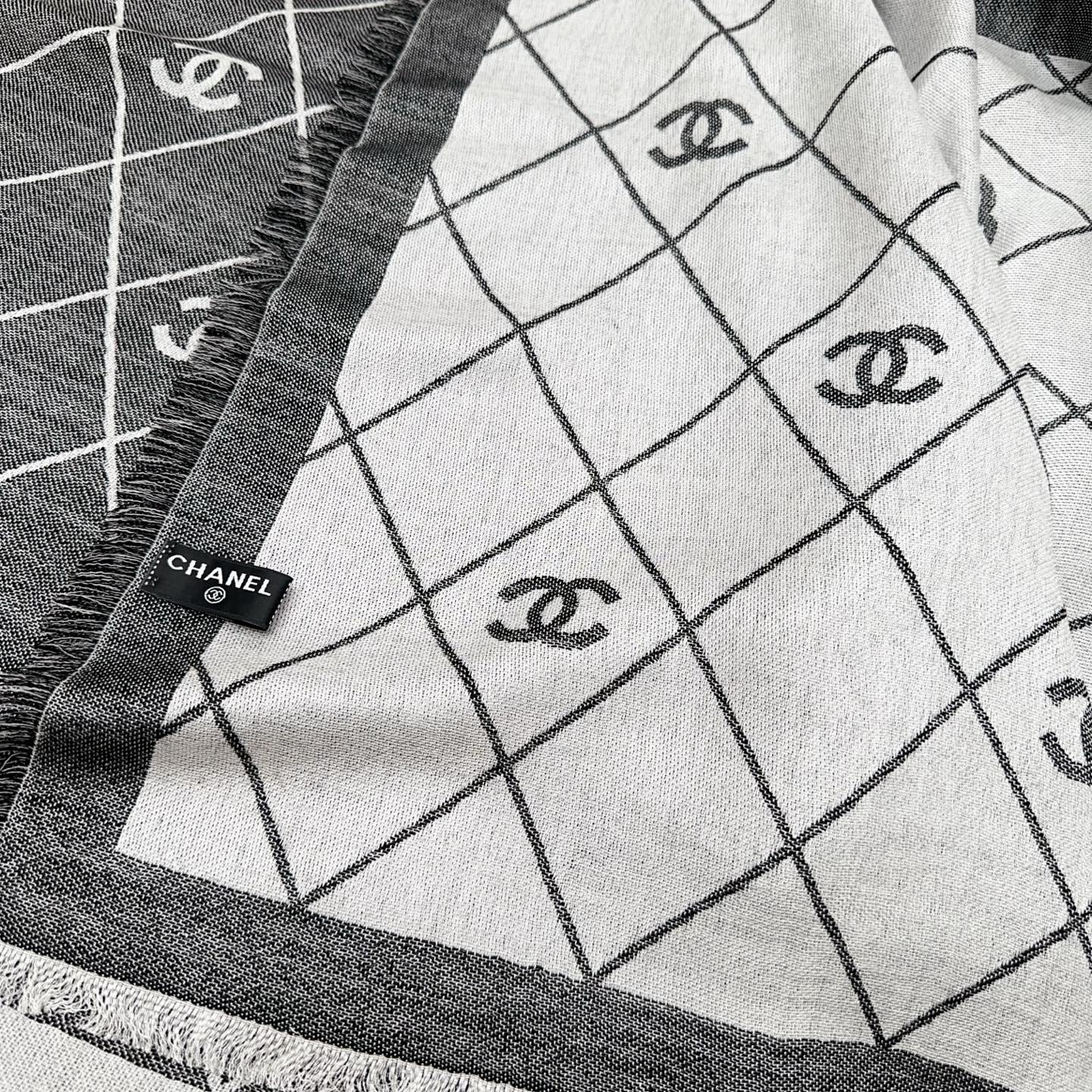 Chanel scarf 𝐂𝐡𝐚𝐧𝐞𝐥 25p C C Logo 140*140cm 40% 32% 28% — photo 4