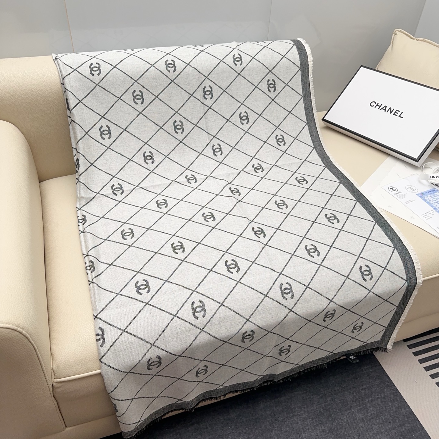 Chanel scarf 𝐂𝐡𝐚𝐧𝐞𝐥 25p C C Logo 140*140cm 40% 32% 28% — photo 6