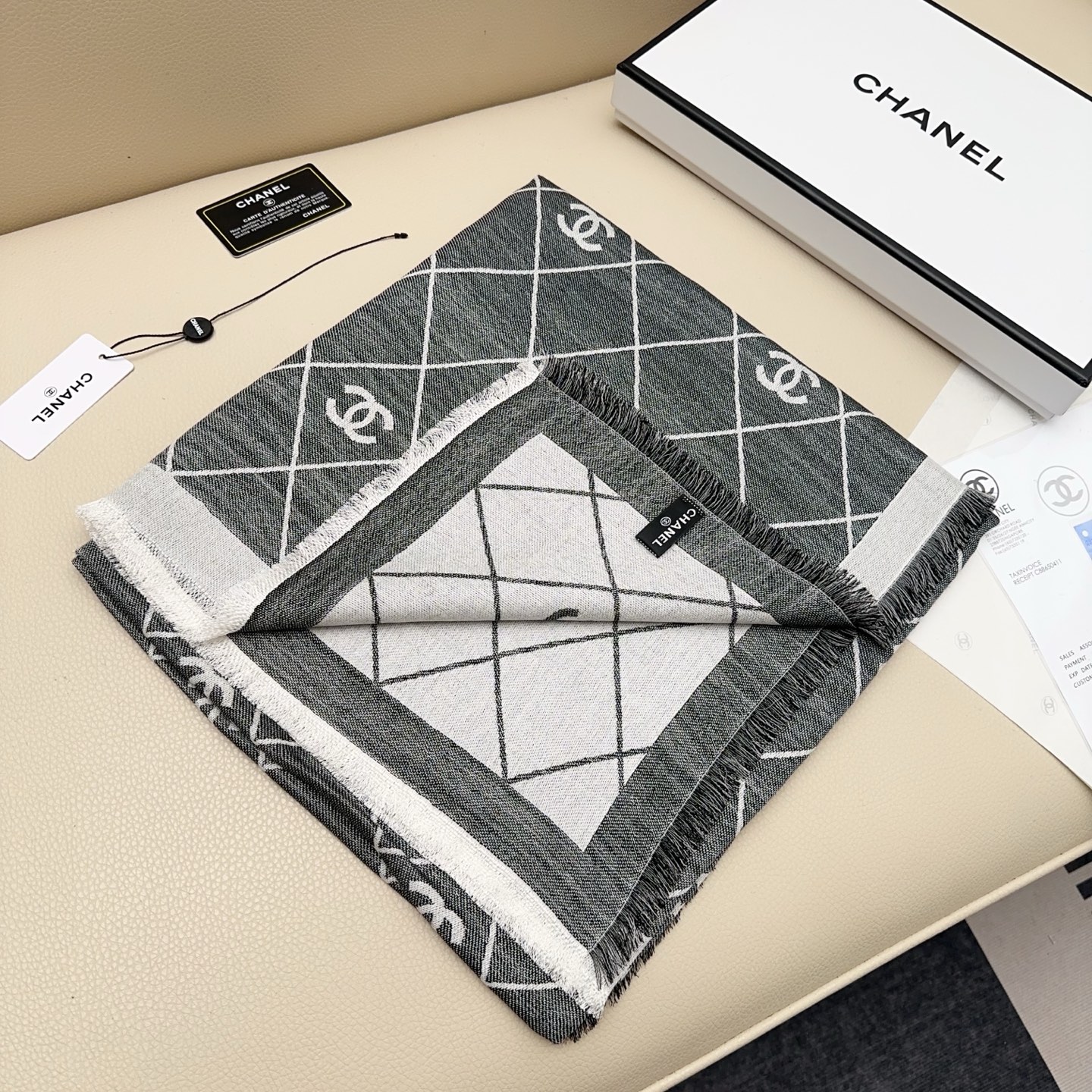 Chanel scarf 𝐂𝐡𝐚𝐧𝐞𝐥 25p C C Logo 140*140cm 40% 32% 28% — photo 3