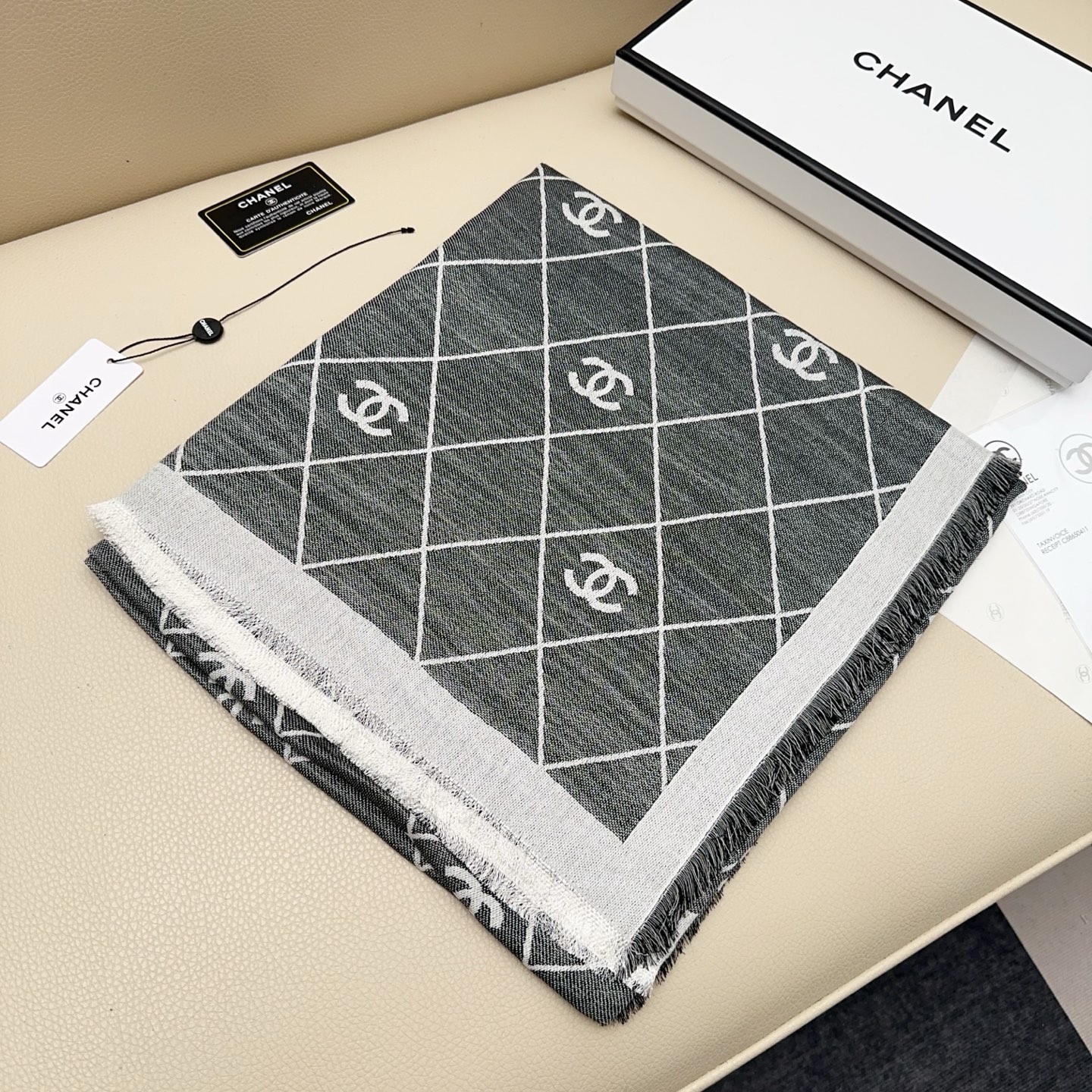 Chanel scarf 𝐂𝐡𝐚𝐧𝐞𝐥 25p C C Logo 140*140cm 40% 32% 28% — photo 2