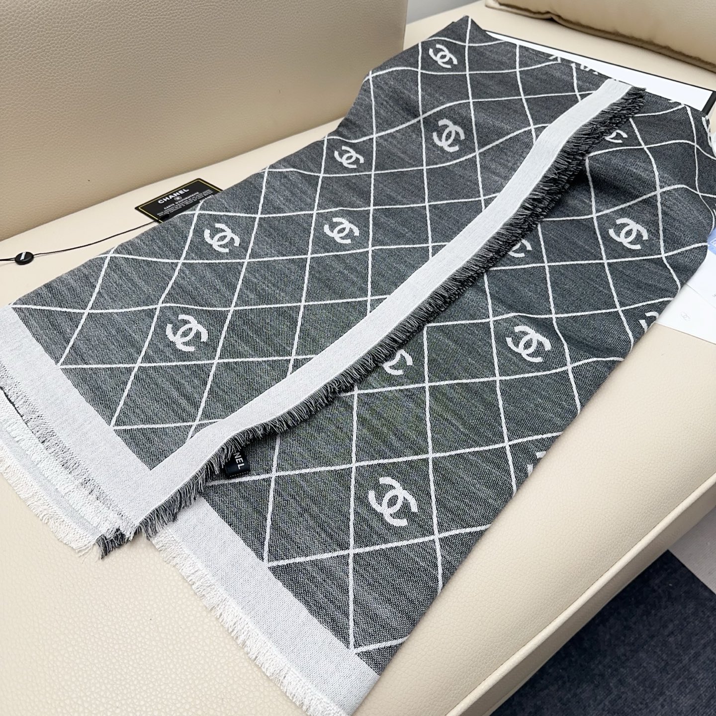 Chanel scarf 𝐂𝐡𝐚𝐧𝐞𝐥 25p C C Logo 140*140cm 40% 32% 28% — photo 9