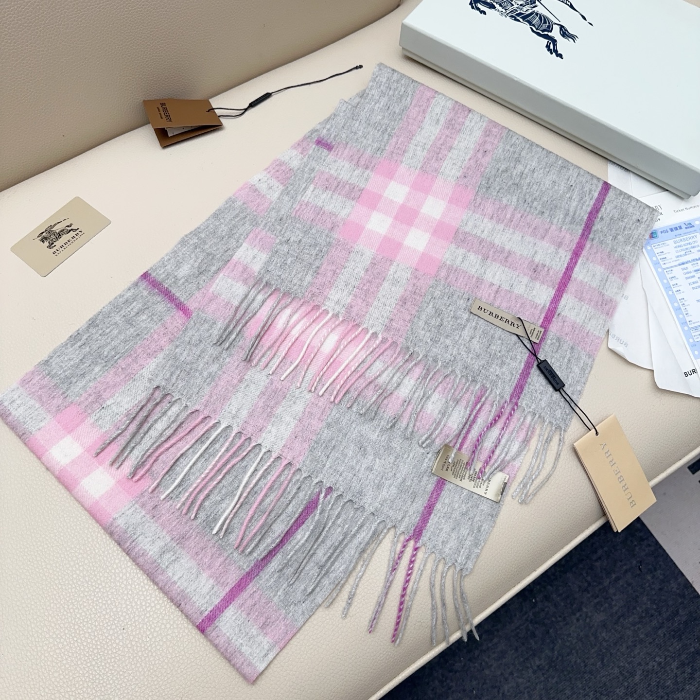 💰110💰𝐁𝐮𝐫𝐛𝐞𝐫𝐫𝐲 经典格子羊绒围巾 
Size：168x30cm 100%山羊绒
格纹精准有神～细节满分💯
经典格纹～ 干练气质 贵族风！礼品单的首选之王、完全不踩雷 不挑人 不挑穿搭风格，男女同款中性风