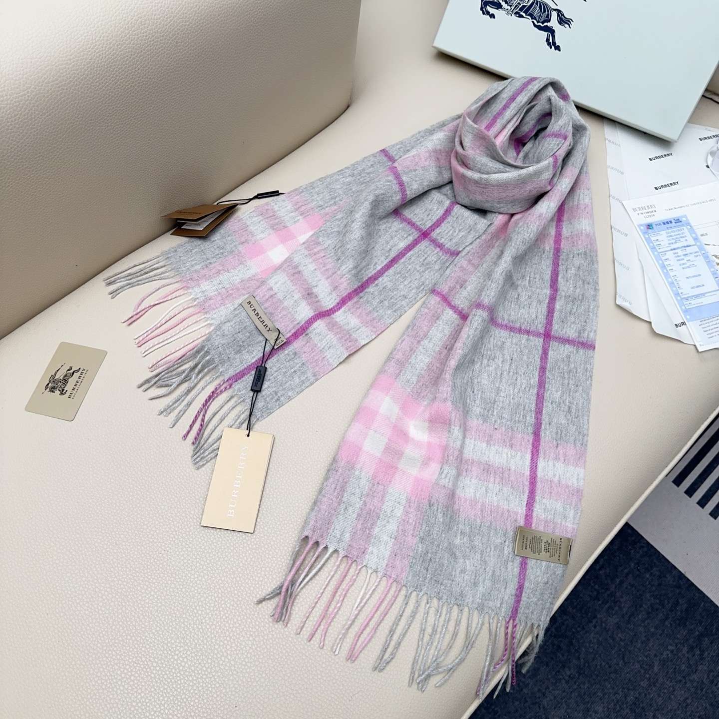 💰110💰𝐁𝐮𝐫𝐛𝐞𝐫𝐫𝐲 经典格子羊绒围巾 
Size：168x30cm 100%山羊绒
格纹精准有神～细节满分💯
经典格纹～ 干练气质 贵族风！礼品单的首选之王、完全不踩雷 不挑人 不挑穿搭风格，男女同款中性风