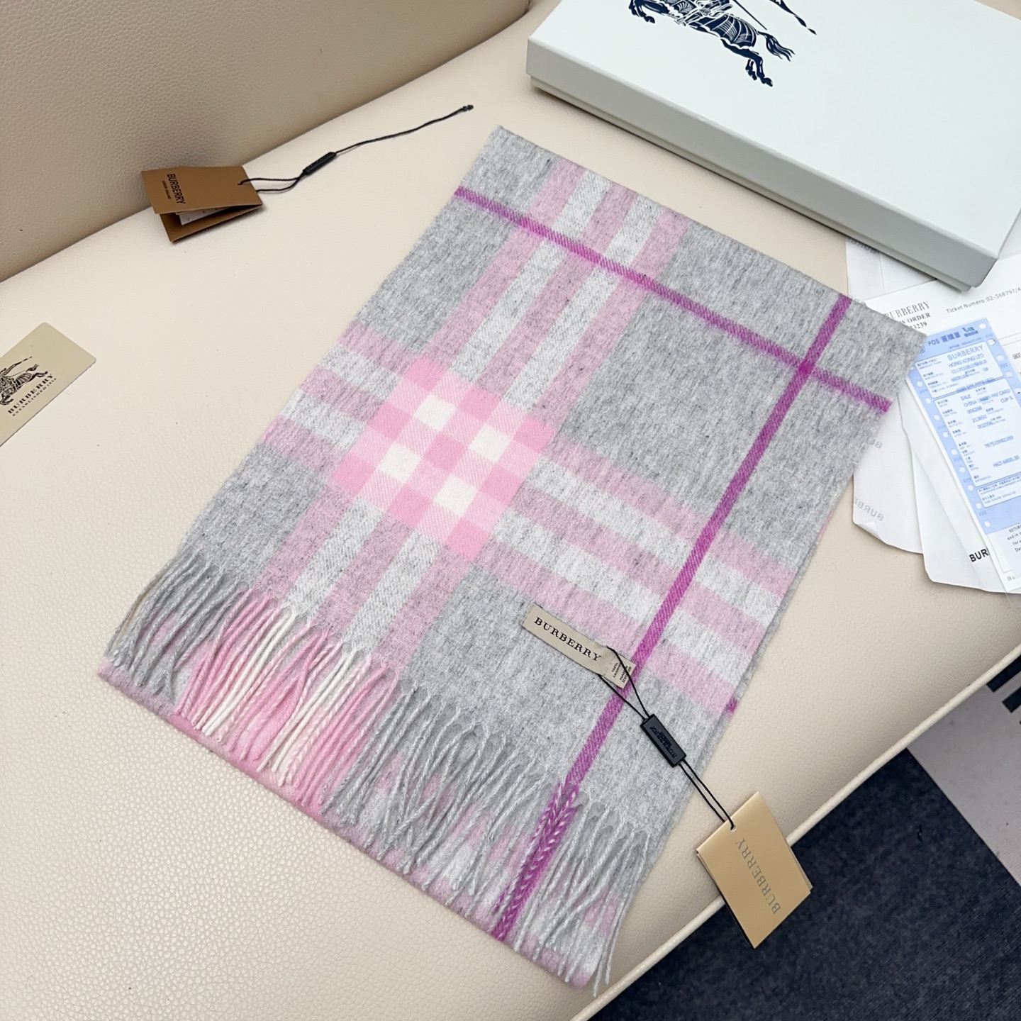 💰110💰𝐁𝐮𝐫𝐛𝐞𝐫𝐫𝐲 经典格子羊绒围巾 
Size：168x30cm 100%山羊绒
格纹精准有神～细节满分💯
经典格纹～ 干练气质 贵族风！礼品单的首选之王、完全不踩雷 不挑人 不挑穿搭风格，男女同款中性风