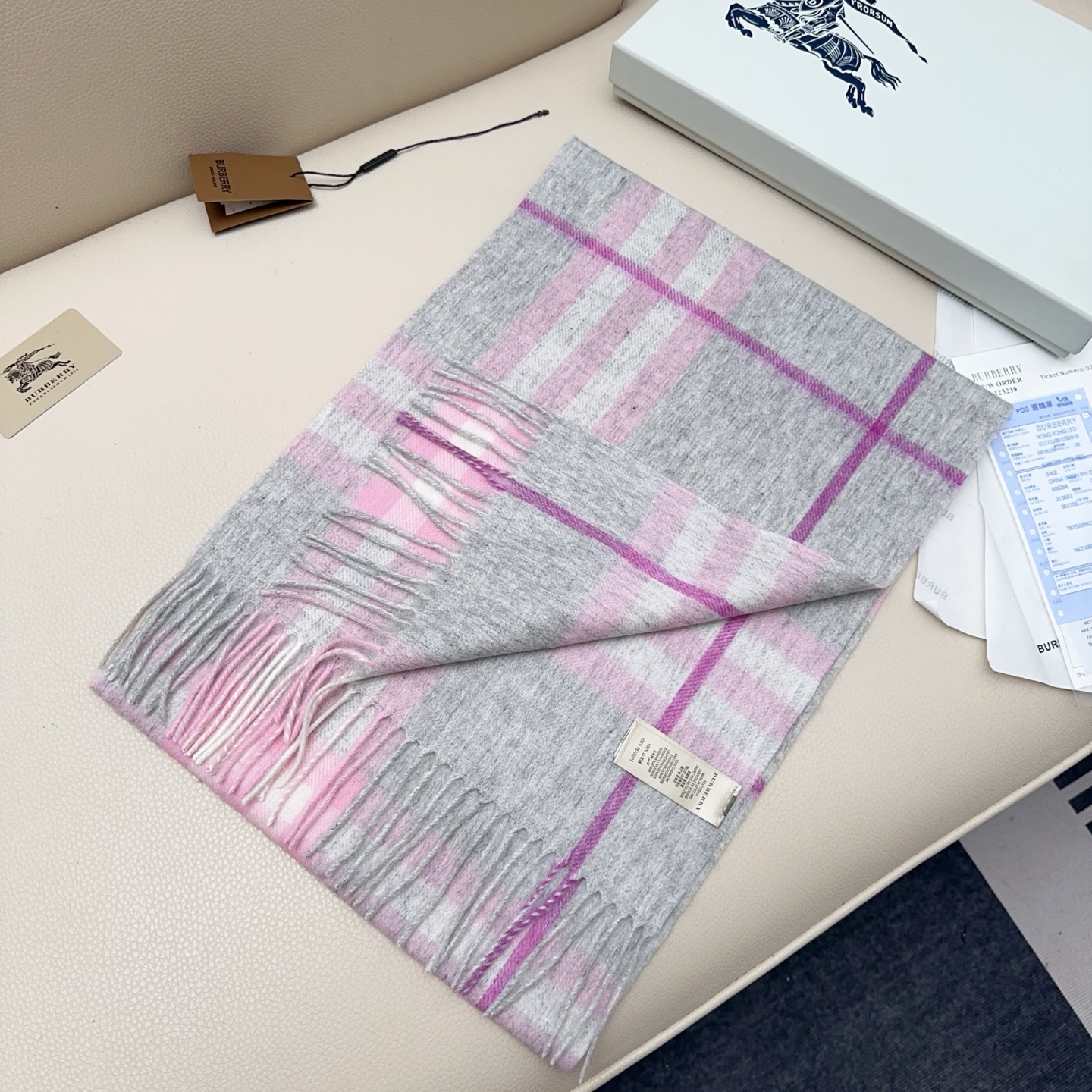 💰110💰𝐁𝐮𝐫𝐛𝐞𝐫𝐫𝐲 经典格子羊绒围巾 
Size：168x30cm 100%山羊绒
格纹精准有神～细节满分💯
经典格纹～ 干练气质 贵族风！礼品单的首选之王、完全不踩雷 不挑人 不挑穿搭风格，男女同款中性风