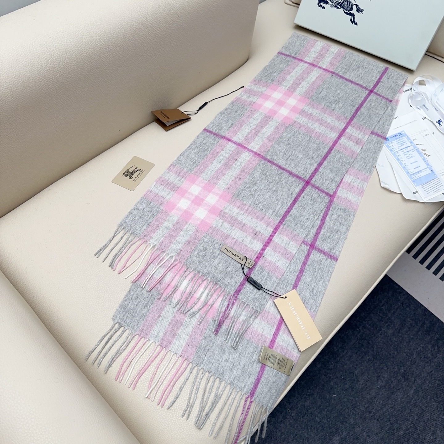 💰110💰𝐁𝐮𝐫𝐛𝐞𝐫𝐫𝐲 经典格子羊绒围巾 
Size：168x30cm 100%山羊绒
格纹精准有神～细节满分💯
经典格纹～ 干练气质 贵族风！礼品单的首选之王、完全不踩雷 不挑人 不挑穿搭风格，男女同款中性风