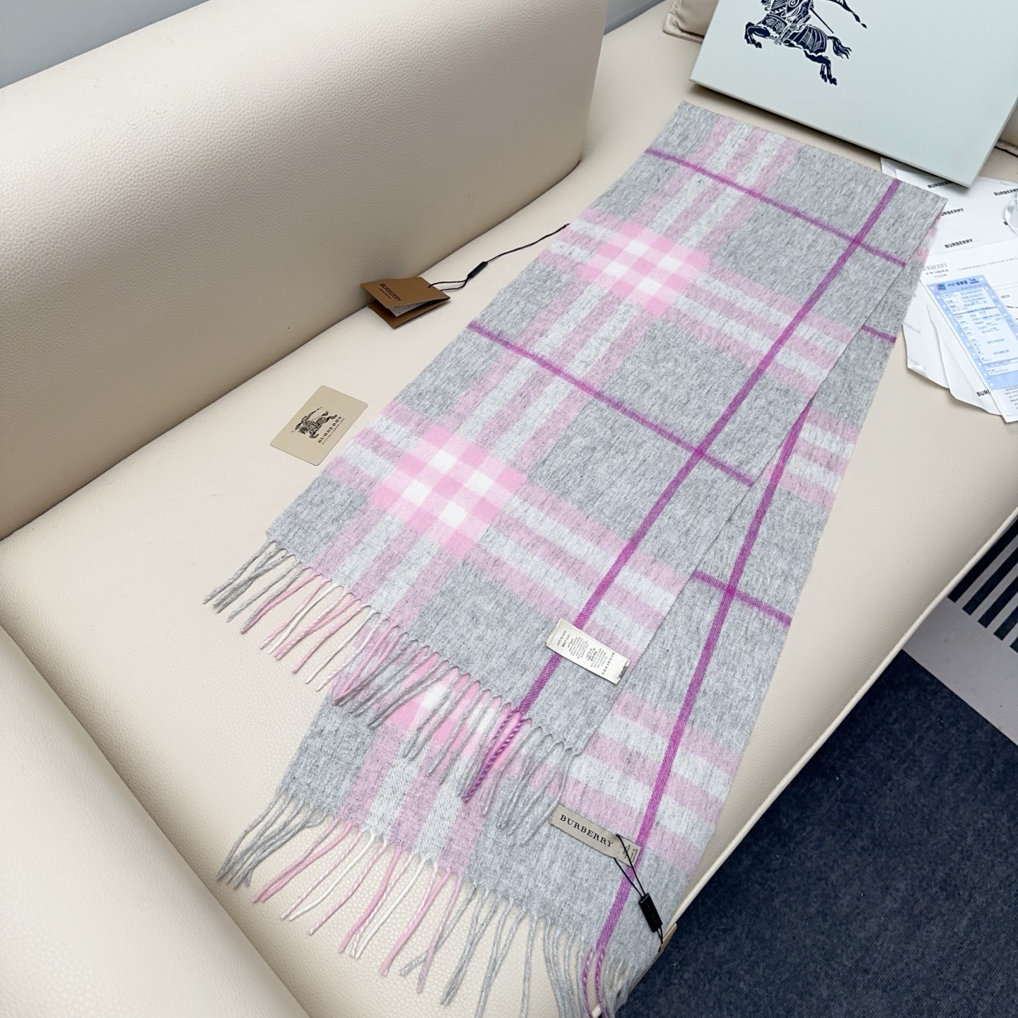 💰110💰𝐁𝐮𝐫𝐛𝐞𝐫𝐫𝐲 经典格子羊绒围巾 
Size：168x30cm 100%山羊绒
格纹精准有神～细节满分💯
经典格纹～ 干练气质 贵族风！礼品单的首选之王、完全不踩雷 不挑人 不挑穿搭风格，男女同款中性风