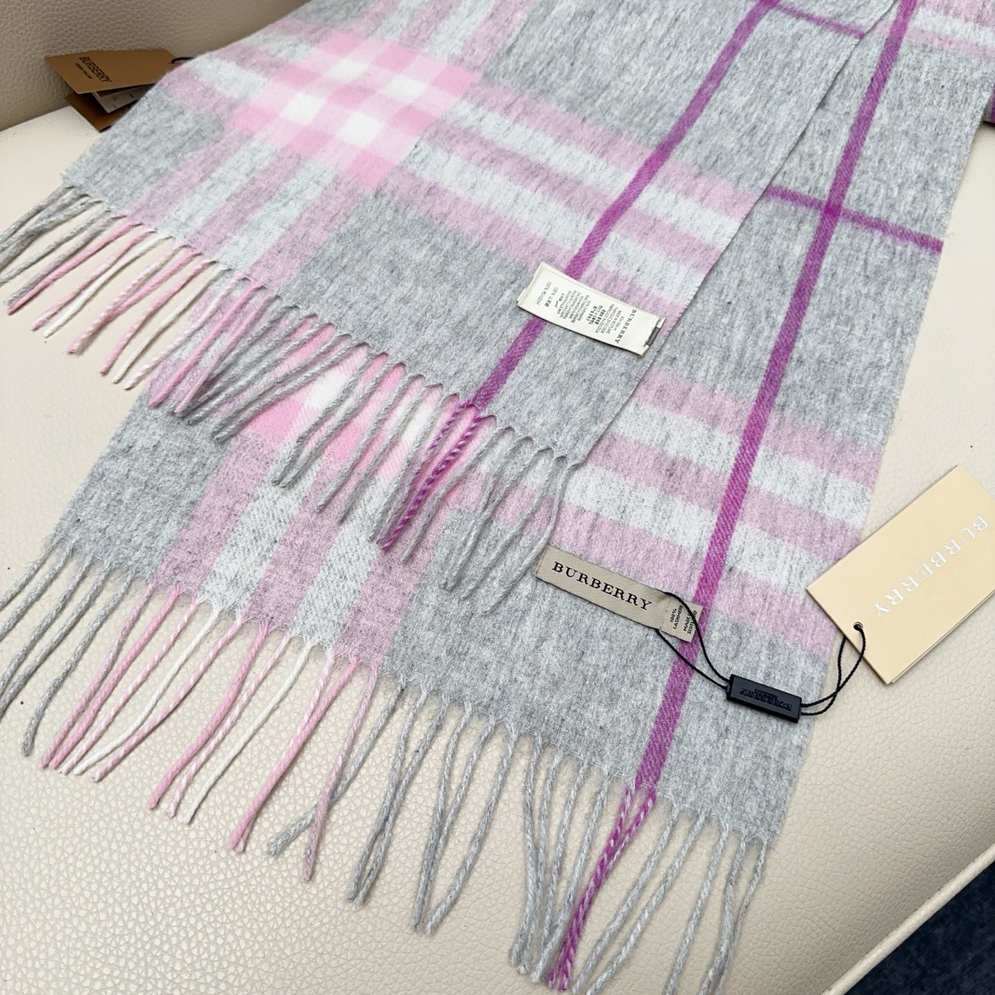 💰110💰𝐁𝐮𝐫𝐛𝐞𝐫𝐫𝐲 经典格子羊绒围巾 
Size：168x30cm 100%山羊绒
格纹精准有神～细节满分💯
经典格纹～ 干练气质 贵族风！礼品单的首选之王、完全不踩雷 不挑人 不挑穿搭风格，男女同款中性风