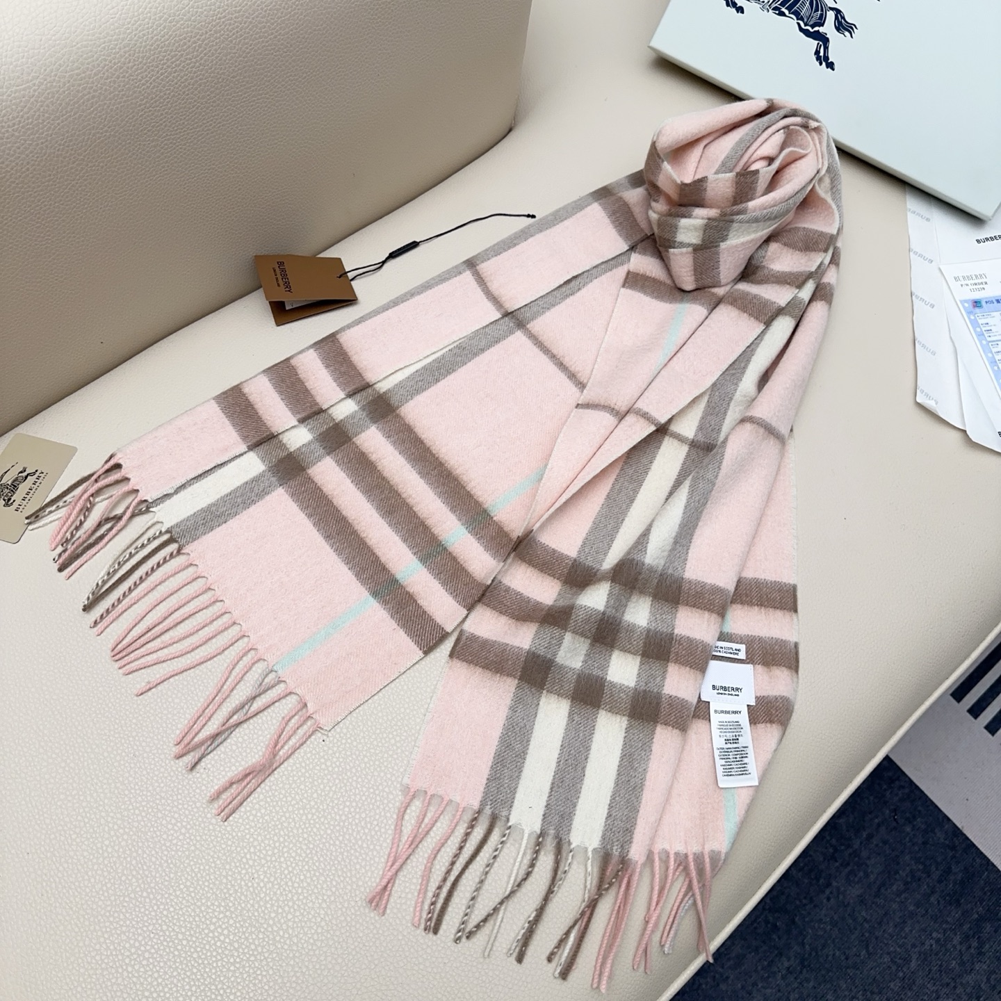 💰110💰𝐁𝐮𝐫𝐛𝐞𝐫𝐫𝐲 经典格子羊绒围巾 
Size：168x30cm 100%山羊绒
格纹精准有神～细节满分💯
经典格纹～ 干练气质 贵族风！礼品单的首选之王、完全不踩雷 不挑人 不挑穿搭风格，男女同款中性风