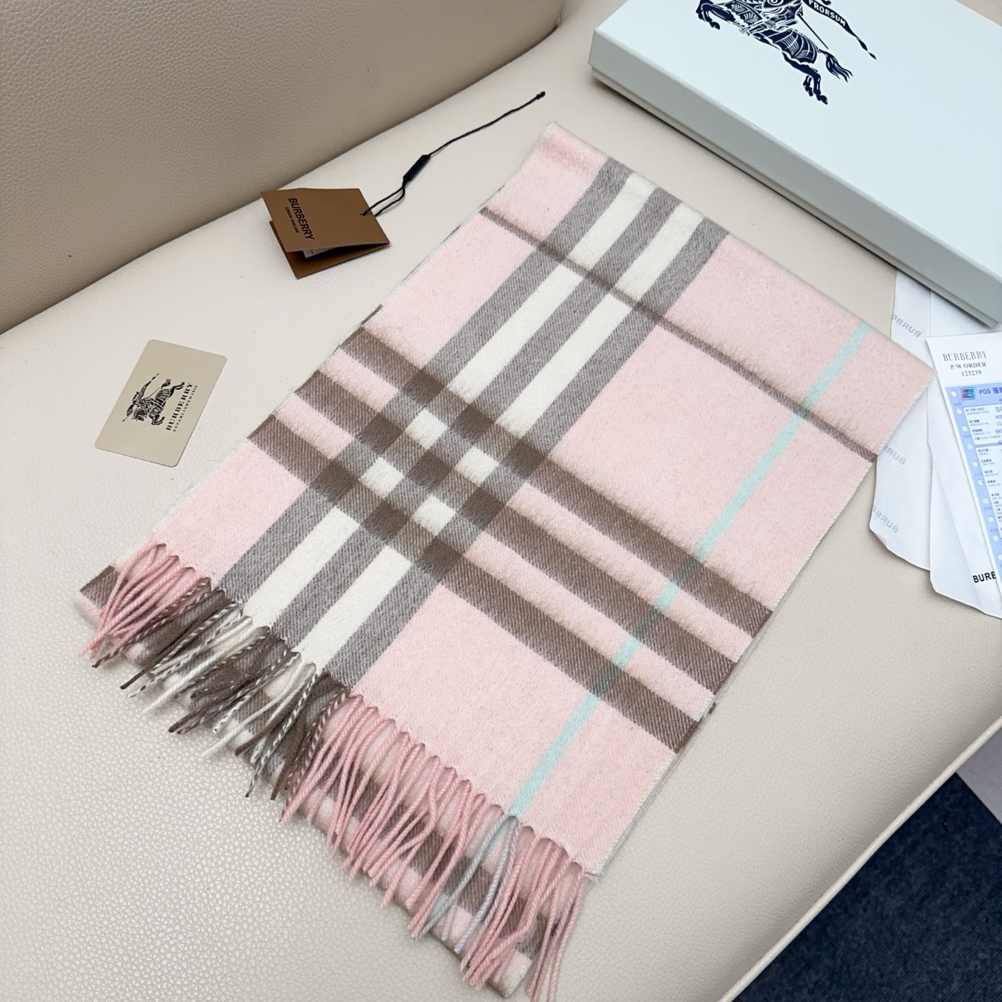 💰110💰𝐁𝐮𝐫𝐛𝐞𝐫𝐫𝐲 经典格子羊绒围巾 
Size：168x30cm 100%山羊绒
格纹精准有神～细节满分💯
经典格纹～ 干练气质 贵族风！礼品单的首选之王、完全不踩雷 不挑人 不挑穿搭风格，男女同款中性风