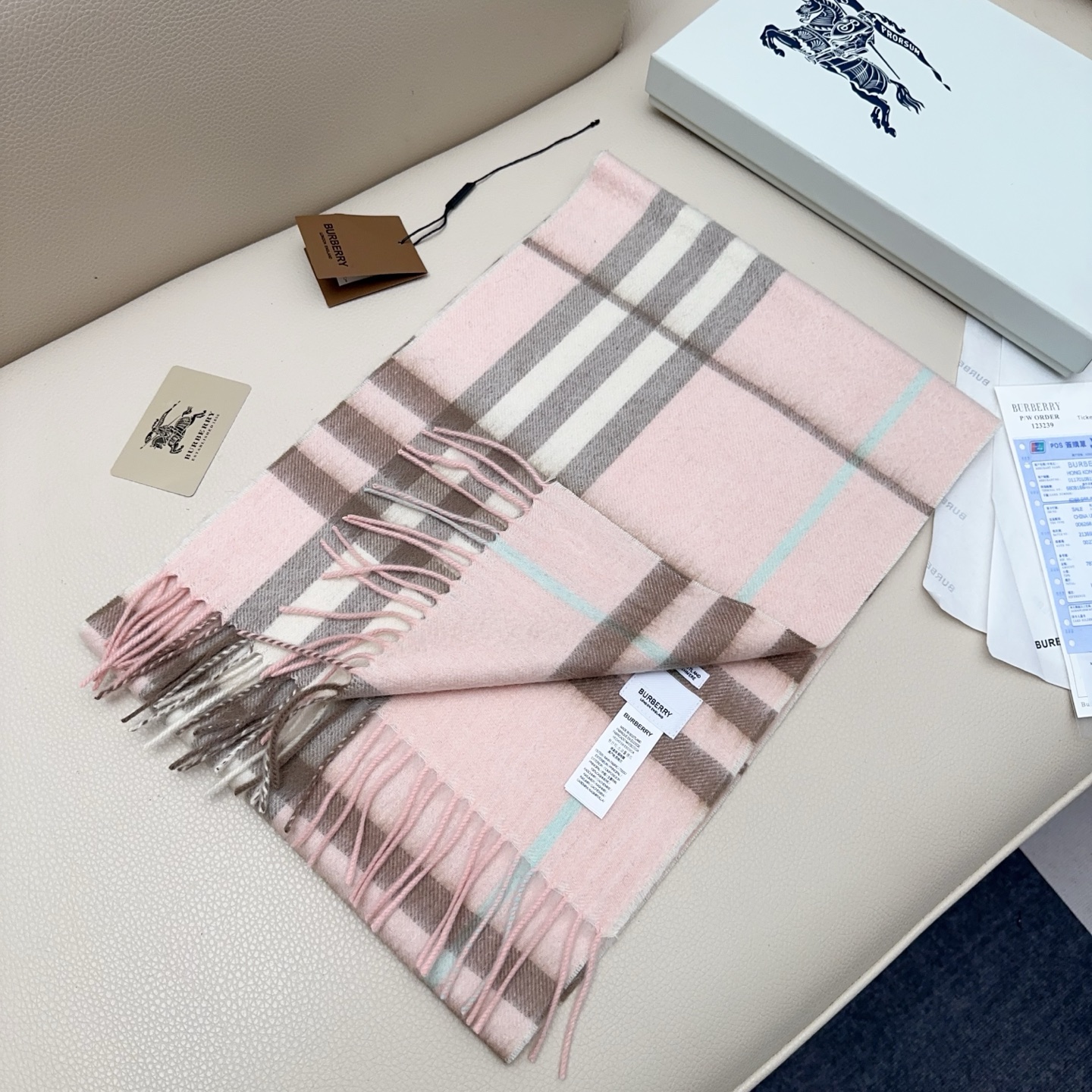 💰110💰𝐁𝐮𝐫𝐛𝐞𝐫𝐫𝐲 经典格子羊绒围巾 
Size：168x30cm 100%山羊绒
格纹精准有神～细节满分💯
经典格纹～ 干练气质 贵族风！礼品单的首选之王、完全不踩雷 不挑人 不挑穿搭风格，男女同款中性风