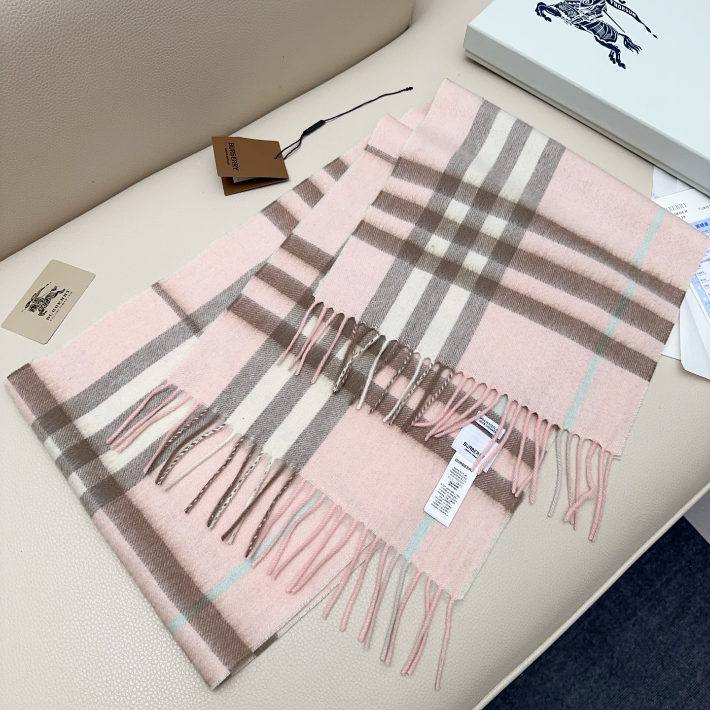 💰110💰𝐁𝐮𝐫𝐛𝐞𝐫𝐫𝐲 经典格子羊绒围巾 
Size：168x30cm 100%山羊绒
格纹精准有神～细节满分💯
经典格纹～ 干练气质 贵族风！礼品单的首选之王、完全不踩雷 不挑人 不挑穿搭风格，男女同款中性风