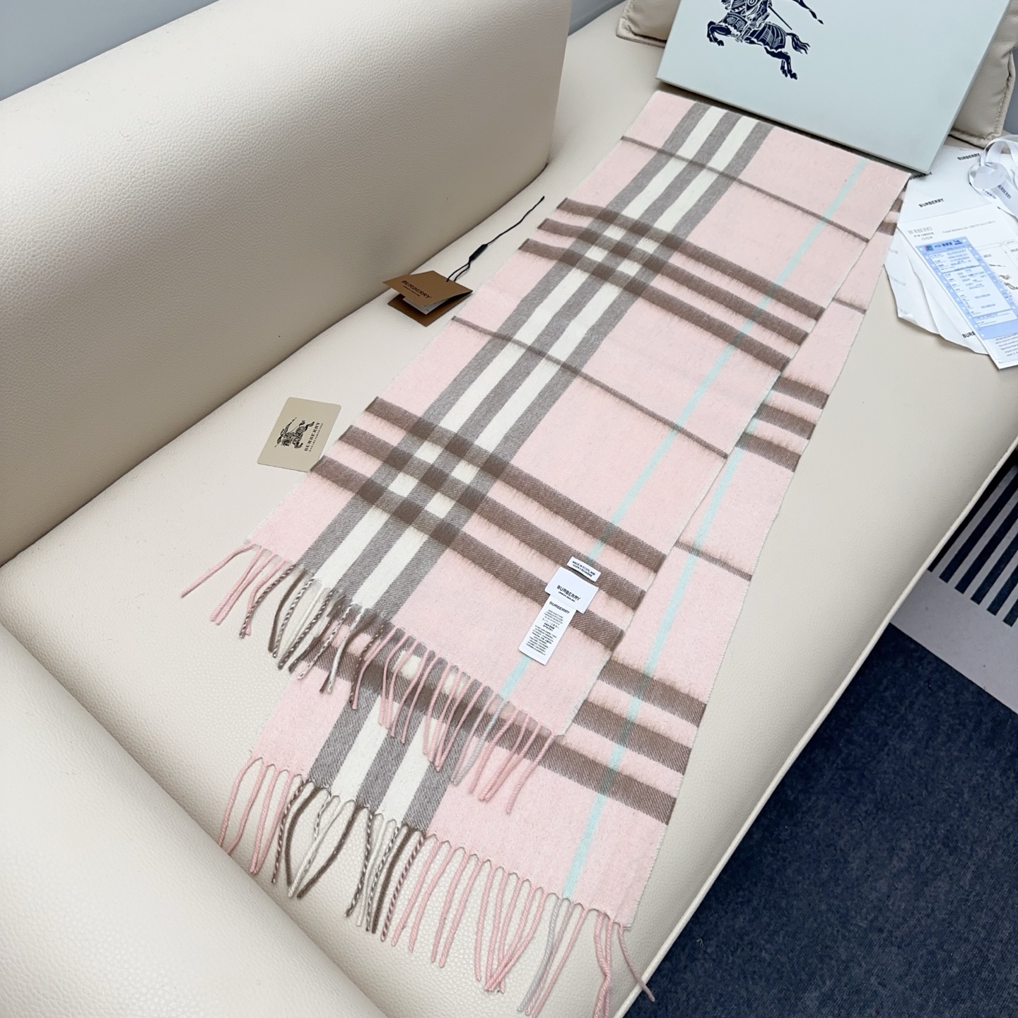 💰110💰𝐁𝐮𝐫𝐛𝐞𝐫𝐫𝐲 经典格子羊绒围巾 
Size：168x30cm 100%山羊绒
格纹精准有神～细节满分💯
经典格纹～ 干练气质 贵族风！礼品单的首选之王、完全不踩雷 不挑人 不挑穿搭风格，男女同款中性风