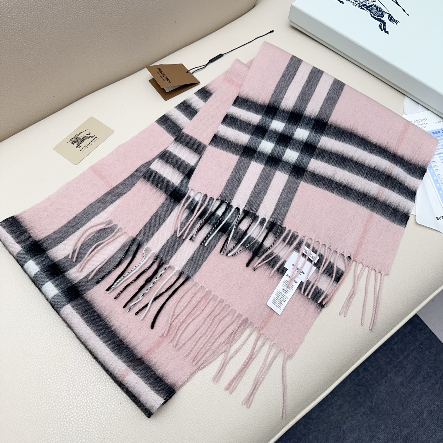 💰110💰𝐁𝐮𝐫𝐛𝐞𝐫𝐫𝐲 经典格子羊绒围巾 
Size：168x30cm 100%山羊绒
格纹精准有神～细节满分💯
经典格纹～ 干练气质 贵族风！礼品单的首选之王、完全不踩雷 不挑人 不挑穿搭风格，男女同款中性风