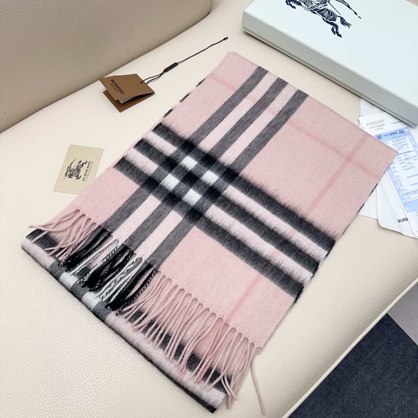 💰110💰𝐁𝐮𝐫𝐛𝐞𝐫𝐫𝐲 经典格子羊绒围巾 
Size：168x30cm 100%山羊绒
格纹精准有神～细节满分💯
经典格纹～ 干练气质 贵族风！礼品单的首选之王、完全不踩雷 不挑人 不挑穿搭风格，男女同款中性风