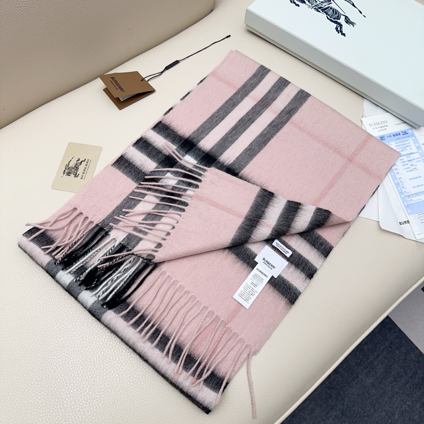 💰110💰𝐁𝐮𝐫𝐛𝐞𝐫𝐫𝐲 经典格子羊绒围巾 
Size：168x30cm 100%山羊绒
格纹精准有神～细节满分💯
经典格纹～ 干练气质 贵族风！礼品单的首选之王、完全不踩雷 不挑人 不挑穿搭风格，男女同款中性风