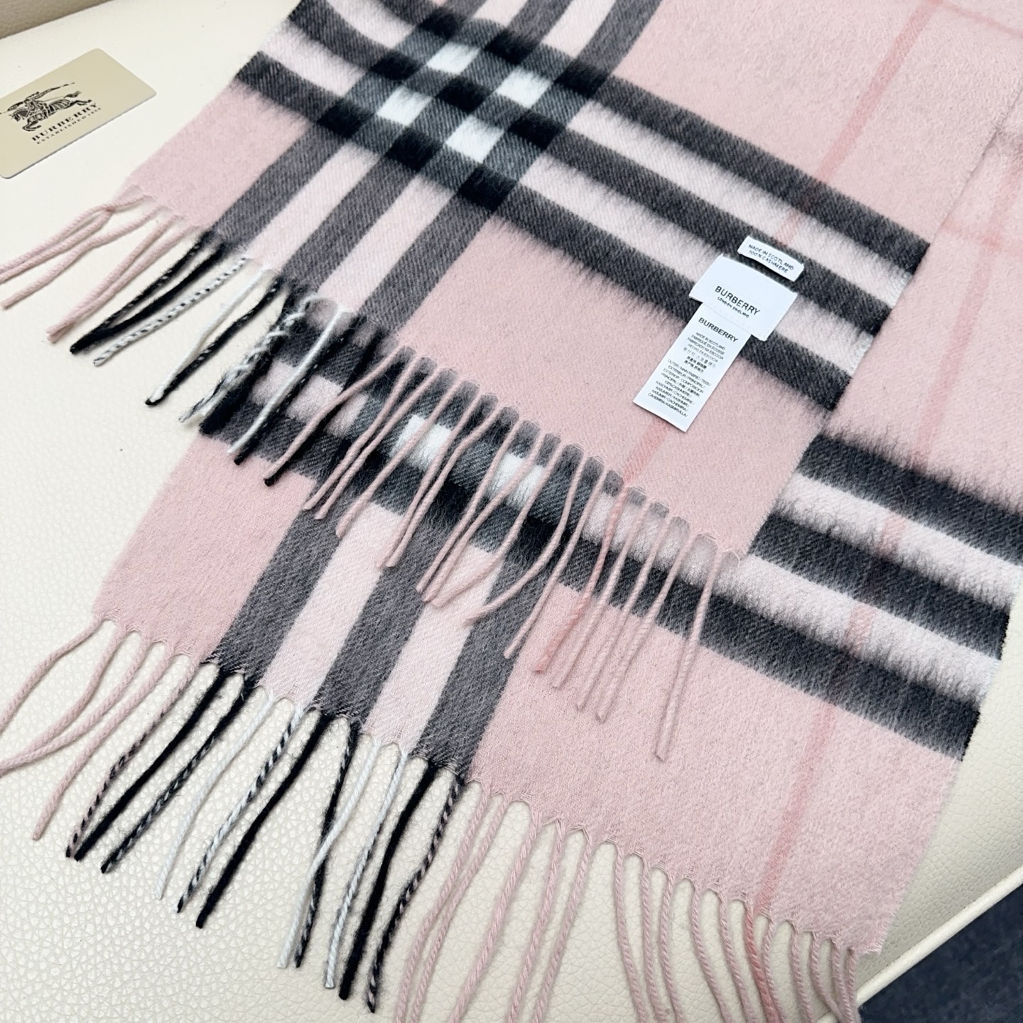 💰110💰𝐁𝐮𝐫𝐛𝐞𝐫𝐫𝐲 经典格子羊绒围巾 
Size：168x30cm 100%山羊绒
格纹精准有神～细节满分💯
经典格纹～ 干练气质 贵族风！礼品单的首选之王、完全不踩雷 不挑人 不挑穿搭风格，男女同款中性风