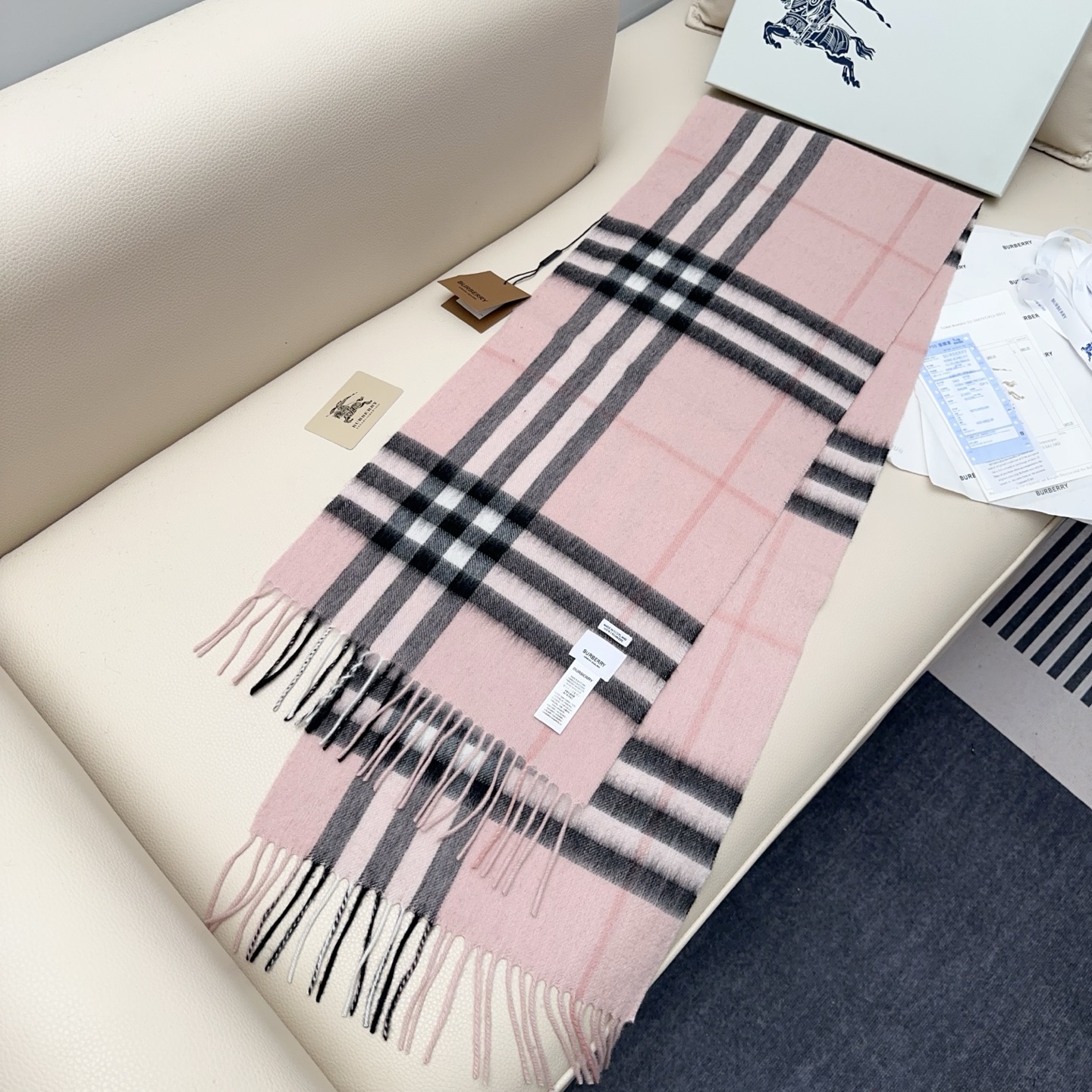 💰110💰𝐁𝐮𝐫𝐛𝐞𝐫𝐫𝐲 经典格子羊绒围巾 
Size：168x30cm 100%山羊绒
格纹精准有神～细节满分💯
经典格纹～ 干练气质 贵族风！礼品单的首选之王、完全不踩雷 不挑人 不挑穿搭风格，男女同款中性风