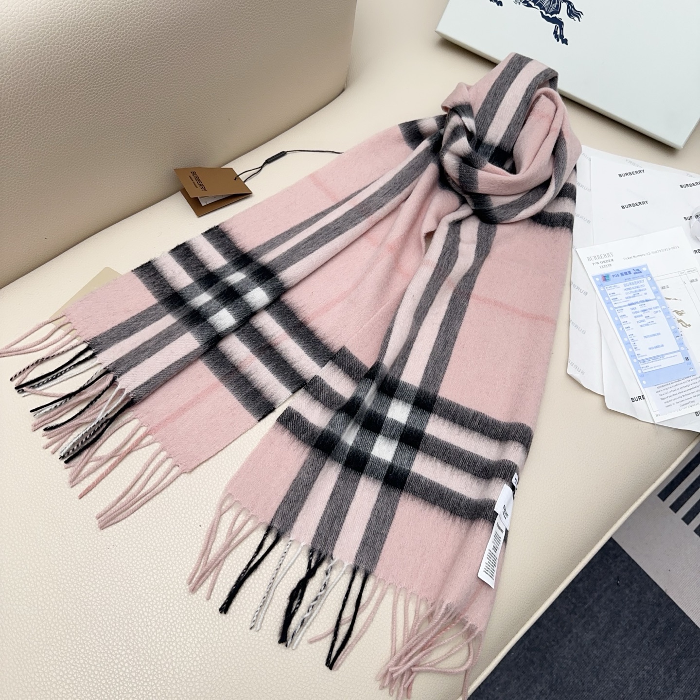 💰110💰𝐁𝐮𝐫𝐛𝐞𝐫𝐫𝐲 经典格子羊绒围巾 
Size：168x30cm 100%山羊绒
格纹精准有神～细节满分💯
经典格纹～ 干练气质 贵族风！礼品单的首选之王、完全不踩雷 不挑人 不挑穿搭风格，男女同款中性风