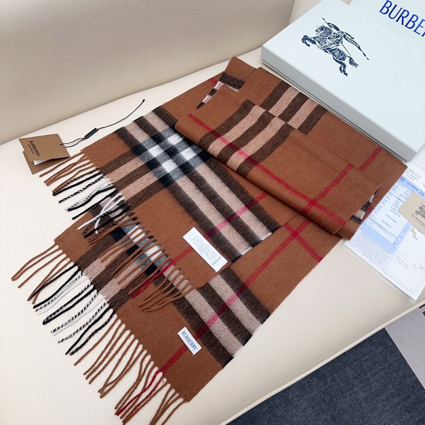 💰110💰𝐁𝐮𝐫𝐛𝐞𝐫𝐫𝐲 经典格子羊绒围巾 
Size：168x30cm 100%山羊绒
格纹精准有神～细节满分💯
经典格纹～ 干练气质 贵族风！礼品单的首选之王、完全不踩雷 不挑人 不挑穿搭风格，男女同款中性风