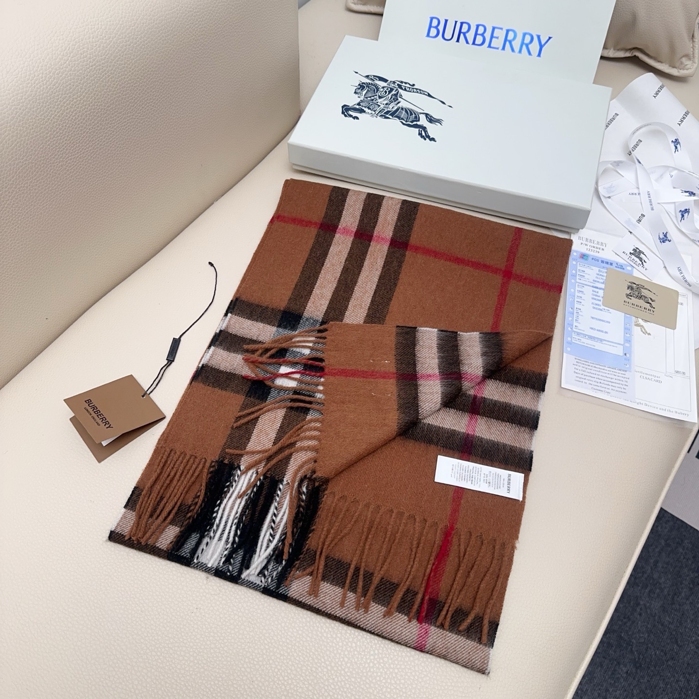 💰110💰𝐁𝐮𝐫𝐛𝐞𝐫𝐫𝐲 经典格子羊绒围巾 
Size：168x30cm 100%山羊绒
格纹精准有神～细节满分💯
经典格纹～ 干练气质 贵族风！礼品单的首选之王、完全不踩雷 不挑人 不挑穿搭风格，男女同款中性风