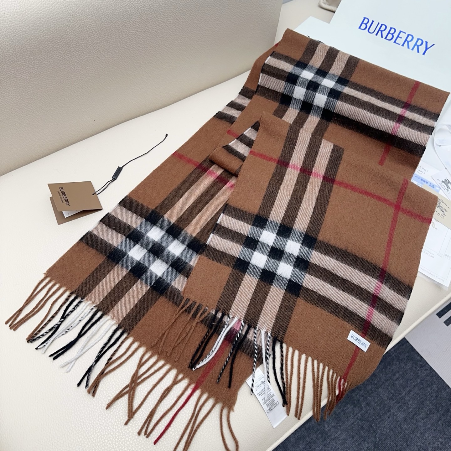 💰110💰𝐁𝐮𝐫𝐛𝐞𝐫𝐫𝐲 经典格子羊绒围巾 
Size：168x30cm 100%山羊绒
格纹精准有神～细节满分💯
经典格纹～ 干练气质 贵族风！礼品单的首选之王、完全不踩雷 不挑人 不挑穿搭风格，男女同款中性风