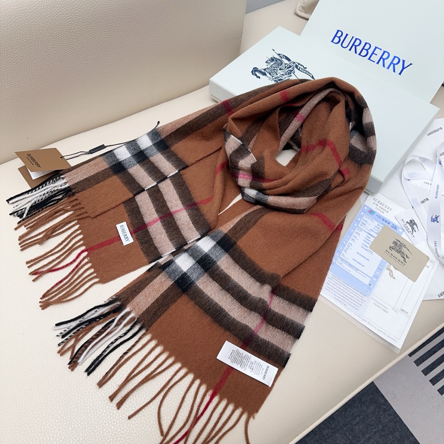 💰110💰𝐁𝐮𝐫𝐛𝐞𝐫𝐫𝐲 经典格子羊绒围巾 
Size：168x30cm 100%山羊绒
格纹精准有神～细节满分💯
经典格纹～ 干练气质 贵族风！礼品单的首选之王、完全不踩雷 不挑人 不挑穿搭风格，男女同款中性风