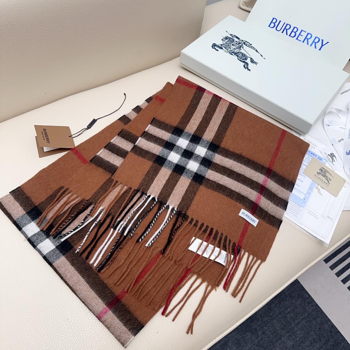 💰110💰𝐁𝐮𝐫𝐛𝐞𝐫𝐫𝐲 经典格子羊绒围巾 
Size：168x30cm 100%山羊绒
格纹精准有神～细节满分💯
经典格纹～ 干练气质 贵族风！礼品单的首选之王、完全不踩雷 不挑人 不挑穿搭风格，男女同款中性风