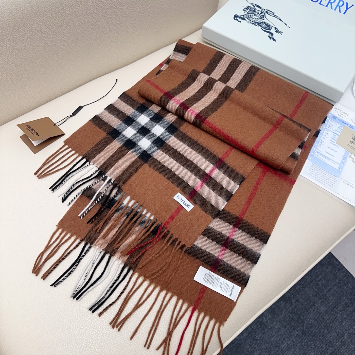 💰110💰𝐁𝐮𝐫𝐛𝐞𝐫𝐫𝐲 经典格子羊绒围巾 
Size：168x30cm 100%山羊绒
格纹精准有神～细节满分💯
经典格纹～ 干练气质 贵族风！礼品单的首选之王、完全不踩雷 不挑人 不挑穿搭风格，男女同款中性风