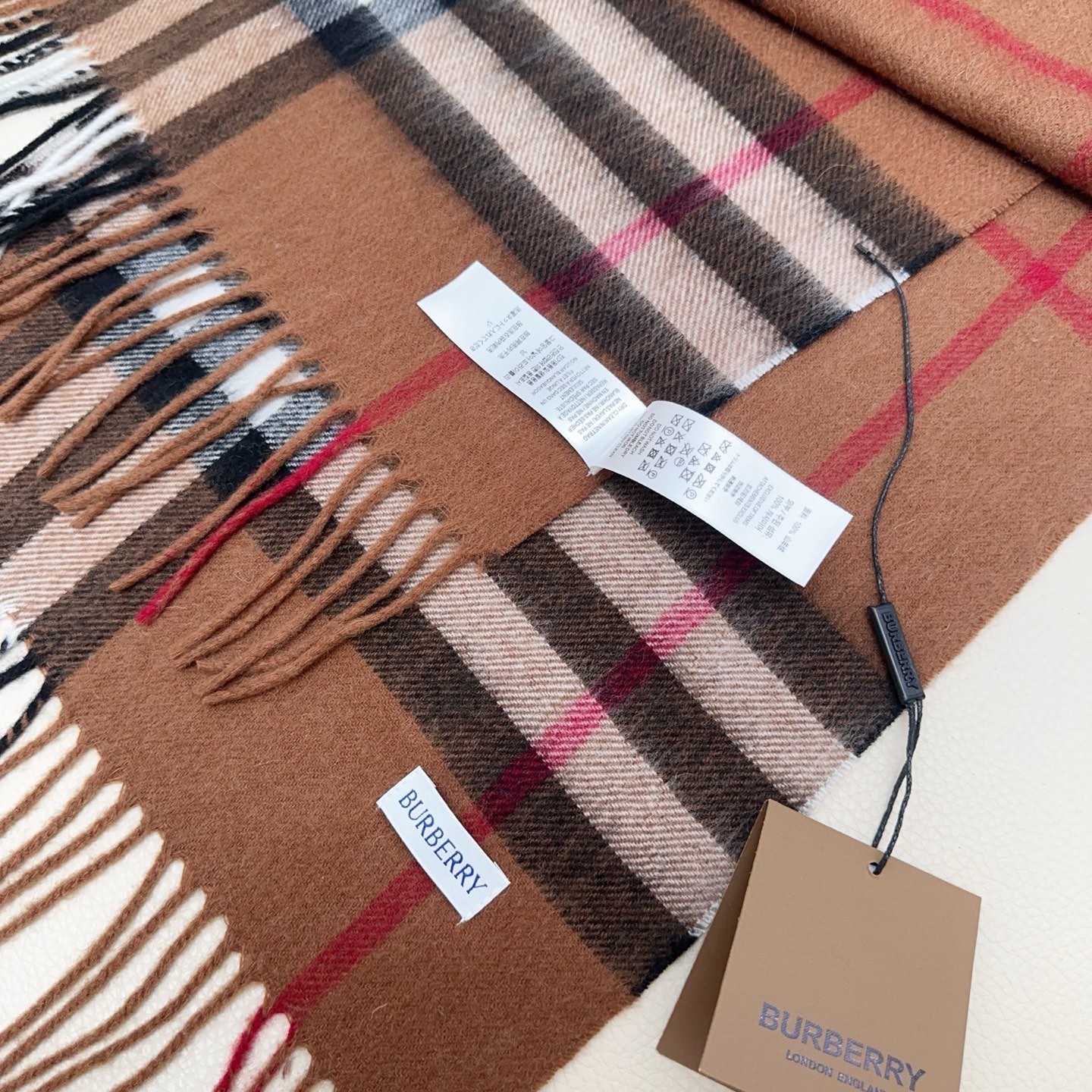 💰110💰𝐁𝐮𝐫𝐛𝐞𝐫𝐫𝐲 经典格子羊绒围巾 
Size：168x30cm 100%山羊绒
格纹精准有神～细节满分💯
经典格纹～ 干练气质 贵族风！礼品单的首选之王、完全不踩雷 不挑人 不挑穿搭风格，男女同款中性风