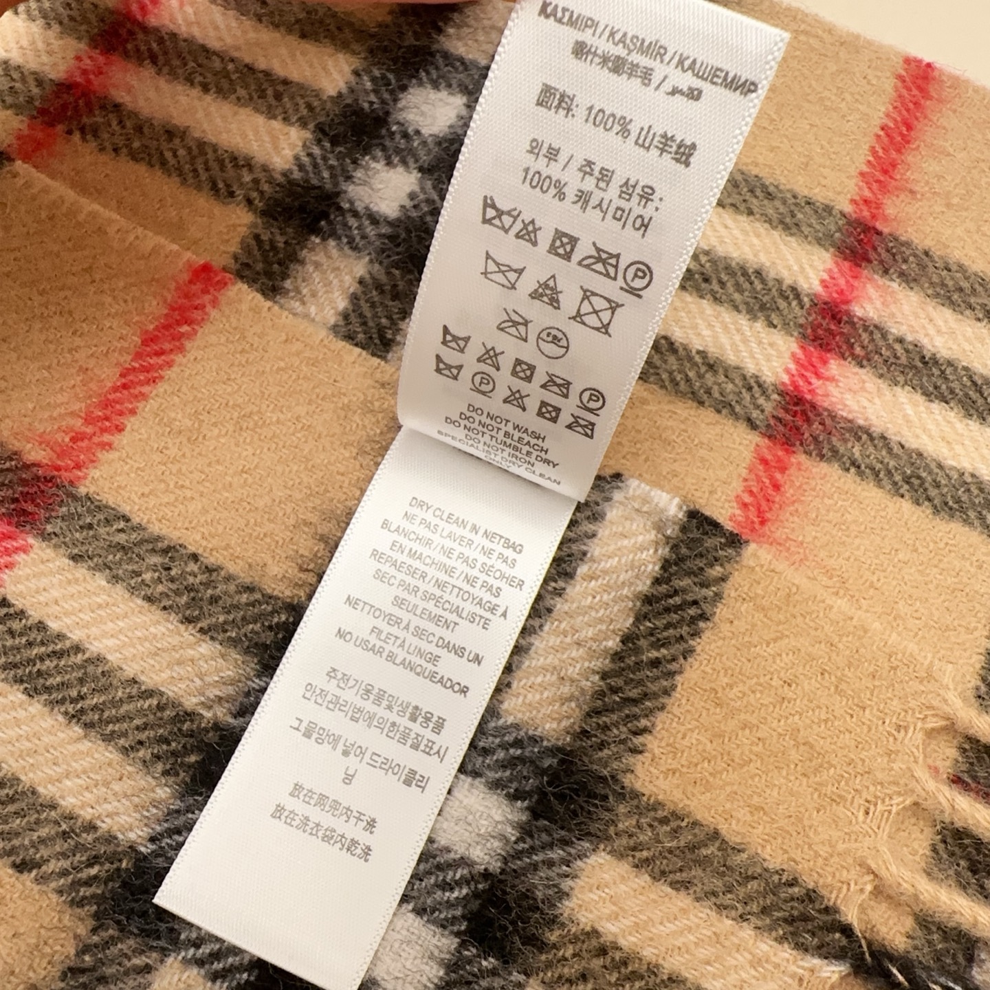 💰125💰2065年重磅推荐🎊巴宝莉官网最新款💥 100%顶级山羊绒材质🔥非常保暖👑 柔软亲肤，不扎脖😍经典巴宝莉格纹设计😘男女通用情侣款💑💐尺寸32*192cm🎉中性款男女各自选择自己中意的颜色❤️人人都应该拥有