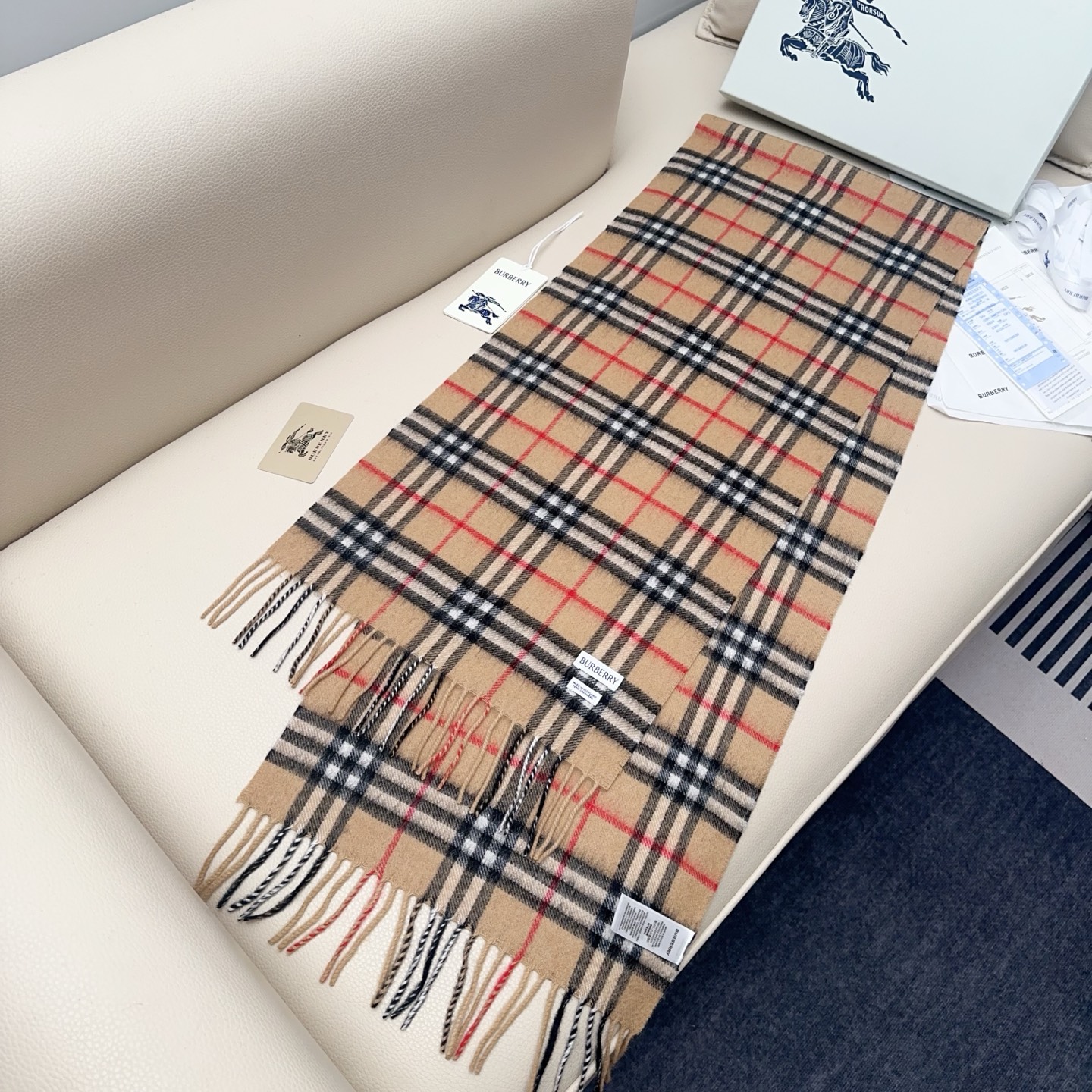 💰125💰2065年重磅推荐🎊巴宝莉官网最新款💥 100%顶级山羊绒材质🔥非常保暖👑 柔软亲肤，不扎脖😍经典巴宝莉格纹设计😘男女通用情侣款💑💐尺寸32*192cm🎉中性款男女各自选择自己中意的颜色❤️人人都应该拥有