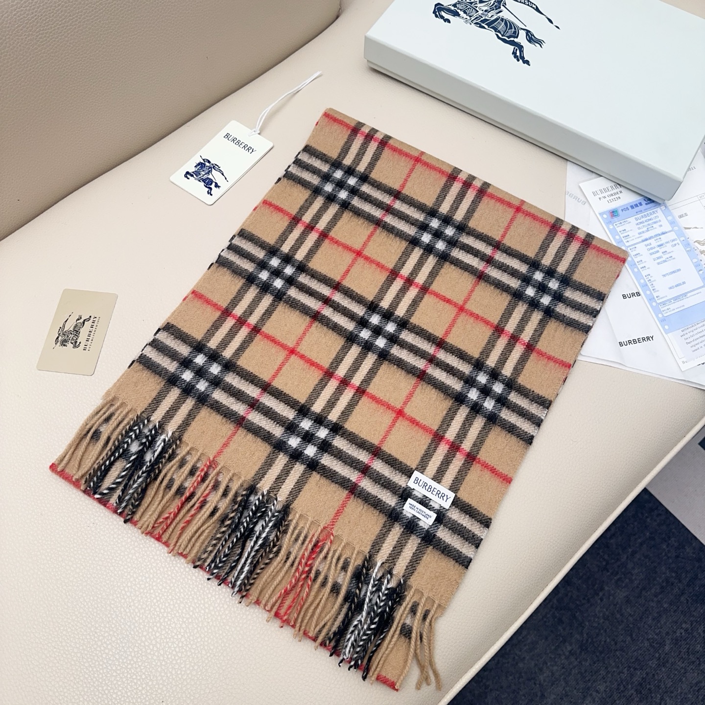 💰125💰2065年重磅推荐🎊巴宝莉官网最新款💥 100%顶级山羊绒材质🔥非常保暖👑 柔软亲肤，不扎脖😍经典巴宝莉格纹设计😘男女通用情侣款💑💐尺寸32*192cm🎉中性款男女各自选择自己中意的颜色❤️人人都应该拥有