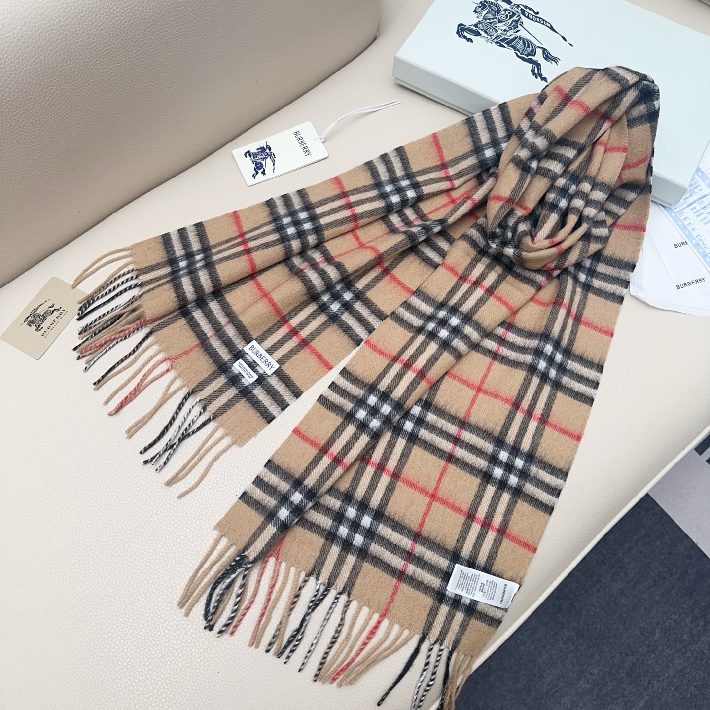 💰125💰2065年重磅推荐🎊巴宝莉官网最新款💥 100%顶级山羊绒材质🔥非常保暖👑 柔软亲肤，不扎脖😍经典巴宝莉格纹设计😘男女通用情侣款💑💐尺寸32*192cm🎉中性款男女各自选择自己中意的颜色❤️人人都应该拥有