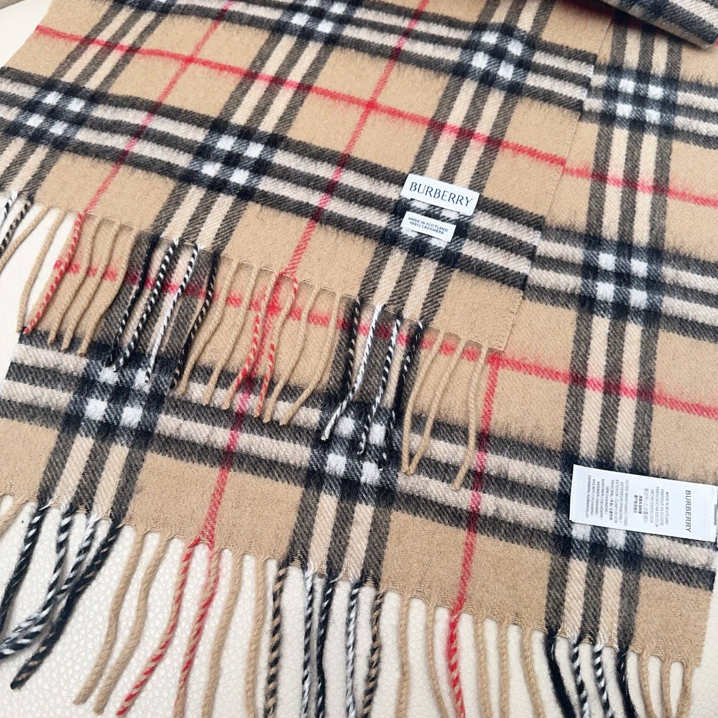 💰125💰2065年重磅推荐🎊巴宝莉官网最新款💥 100%顶级山羊绒材质🔥非常保暖👑 柔软亲肤，不扎脖😍经典巴宝莉格纹设计😘男女通用情侣款💑💐尺寸32*192cm🎉中性款男女各自选择自己中意的颜色❤️人人都应该拥有