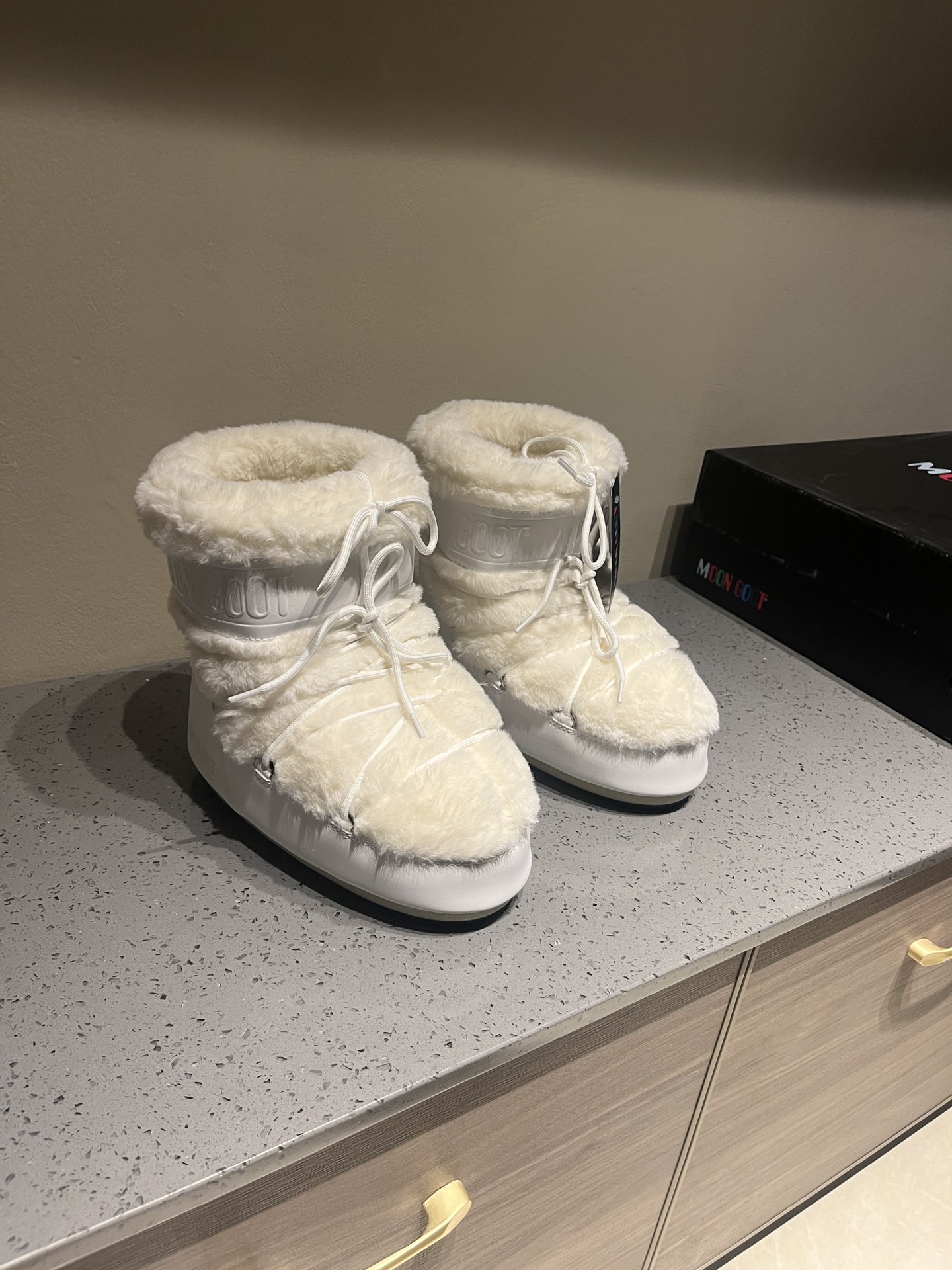 Fashion Resurgence: Moon Boots Taking Over UGG in Top Edition 925