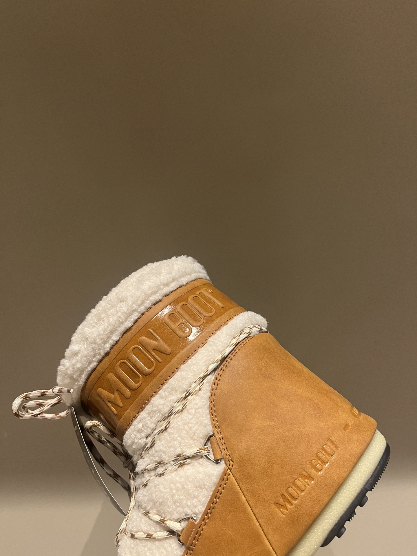 Fashion Trend Alert: Moon Boots Making a Comeback in Top Edition 925 - 图片 7