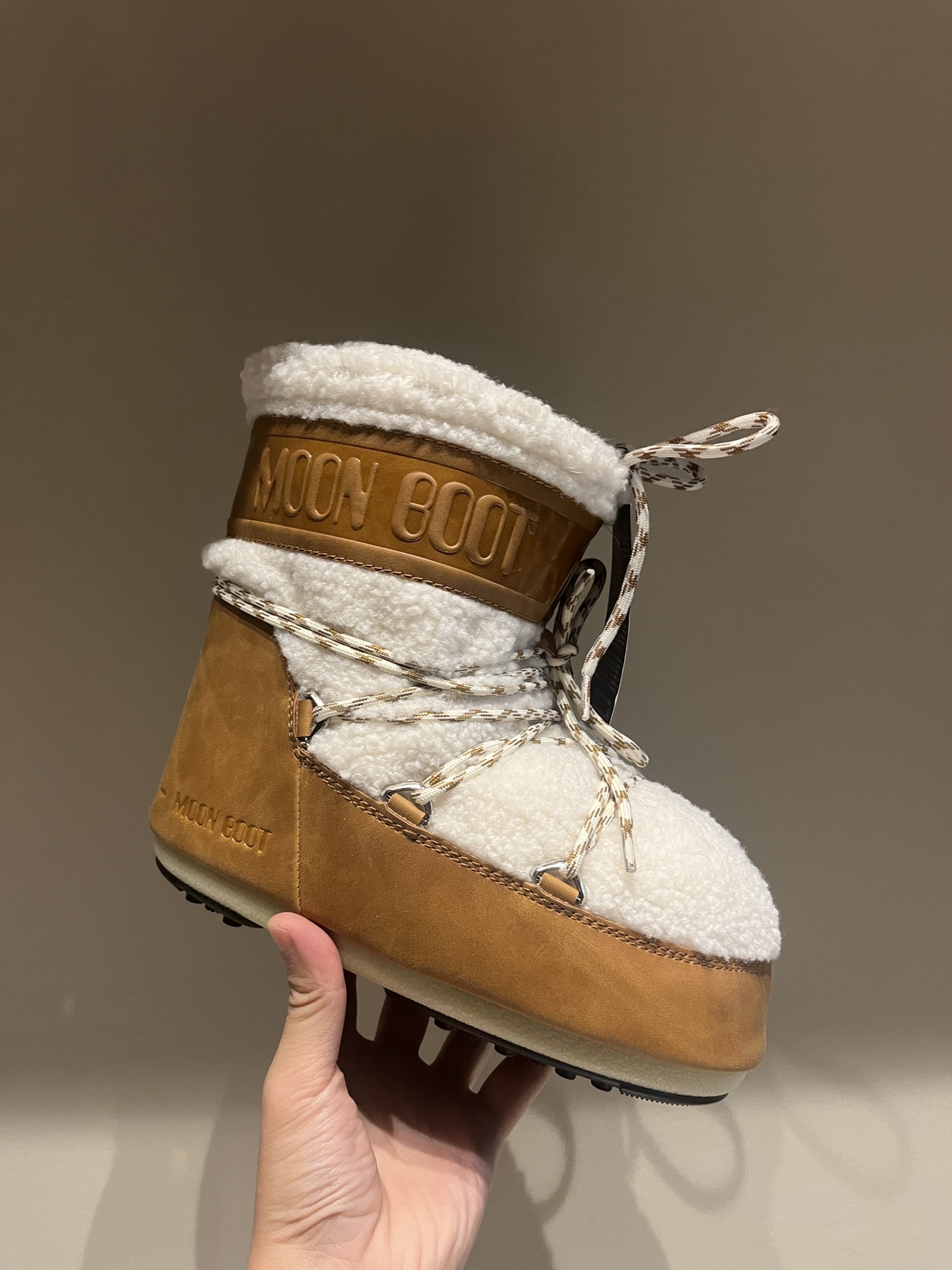 Fashion Trend Alert: Moon Boots Making a Comeback in Top Edition 925 - 图片 5