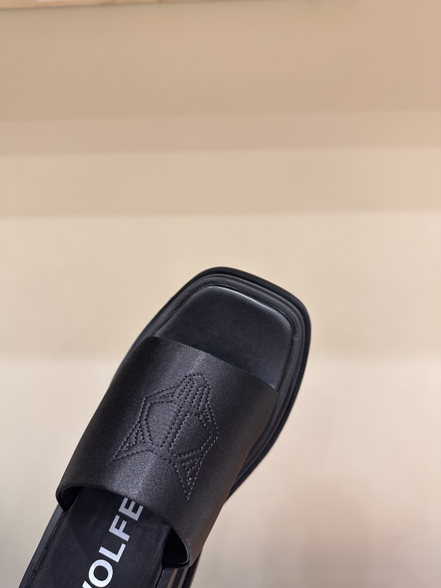 NAKEED WOLFE: Luxury Shoes with Metallic Wolf Head Design - 图片 9