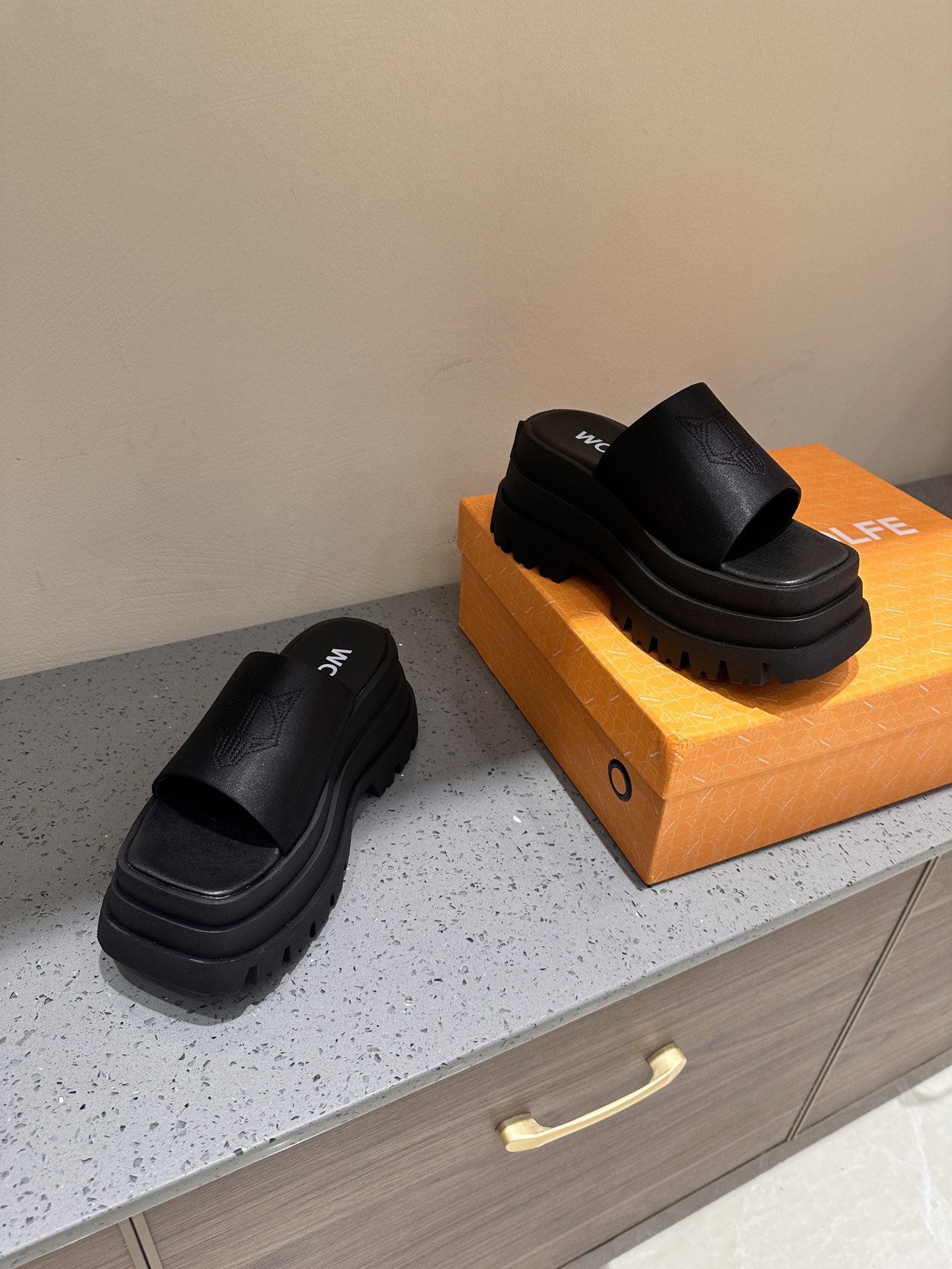 NAKEED WOLFE: Luxury Shoes with Metallic Wolf Head Design - 图片 2