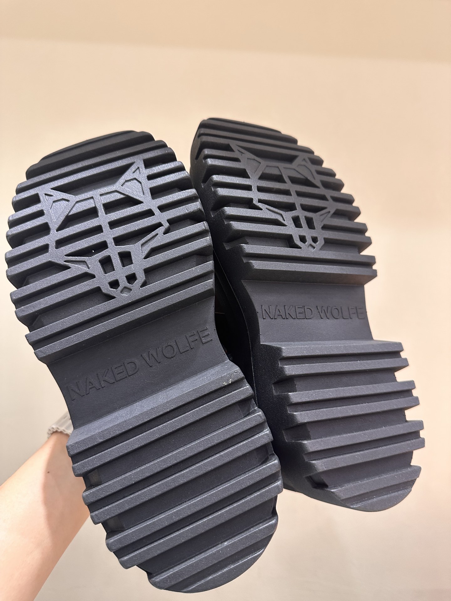 NAKEED WOLFENED WOWER: Luxury Sandals with Metallic Wolf Head - 图片 9