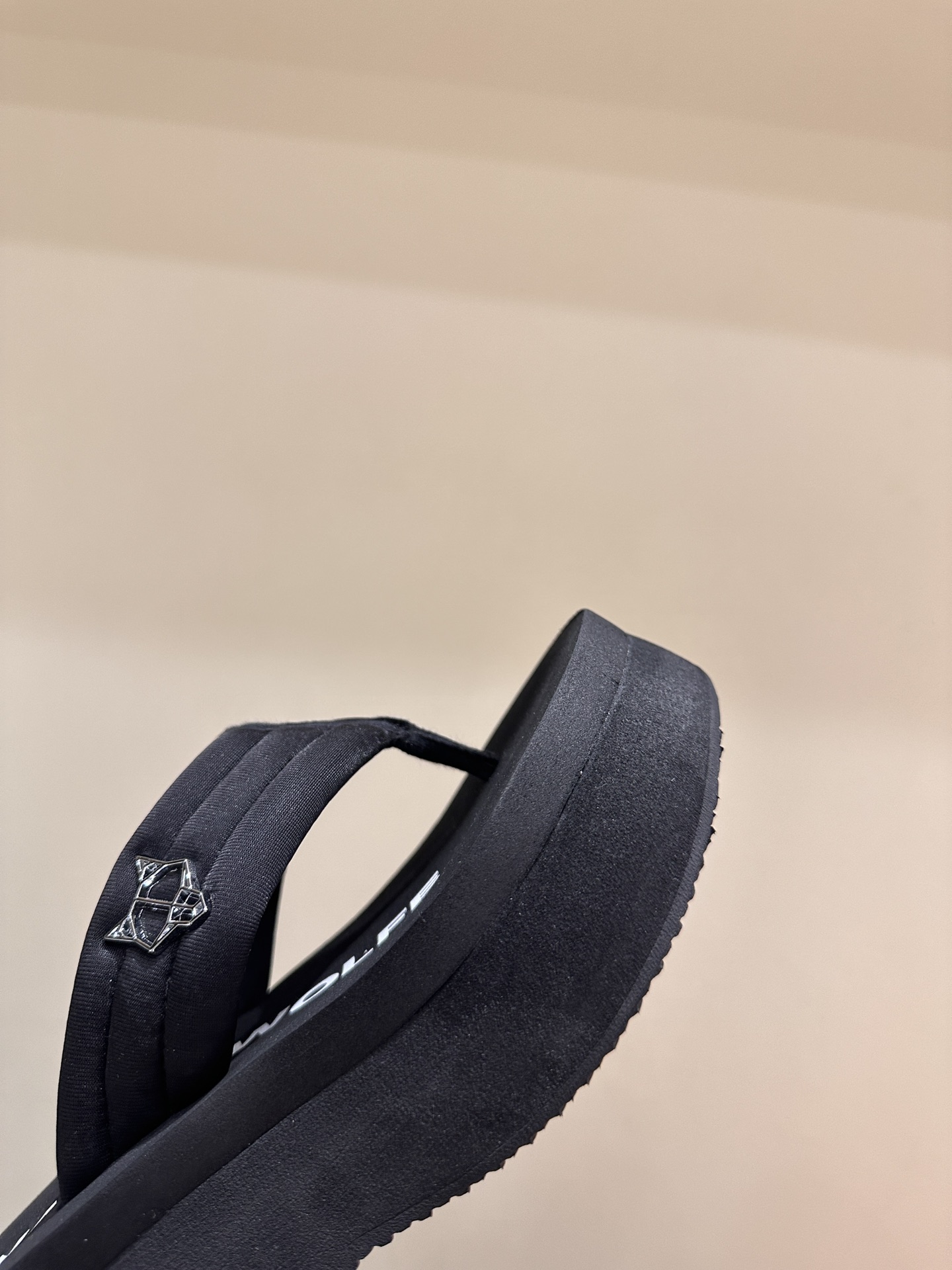 NAKEED WOLFE Spring/Summer Collection: Metallic Wolf Head Roman Slippers - 图片 8
