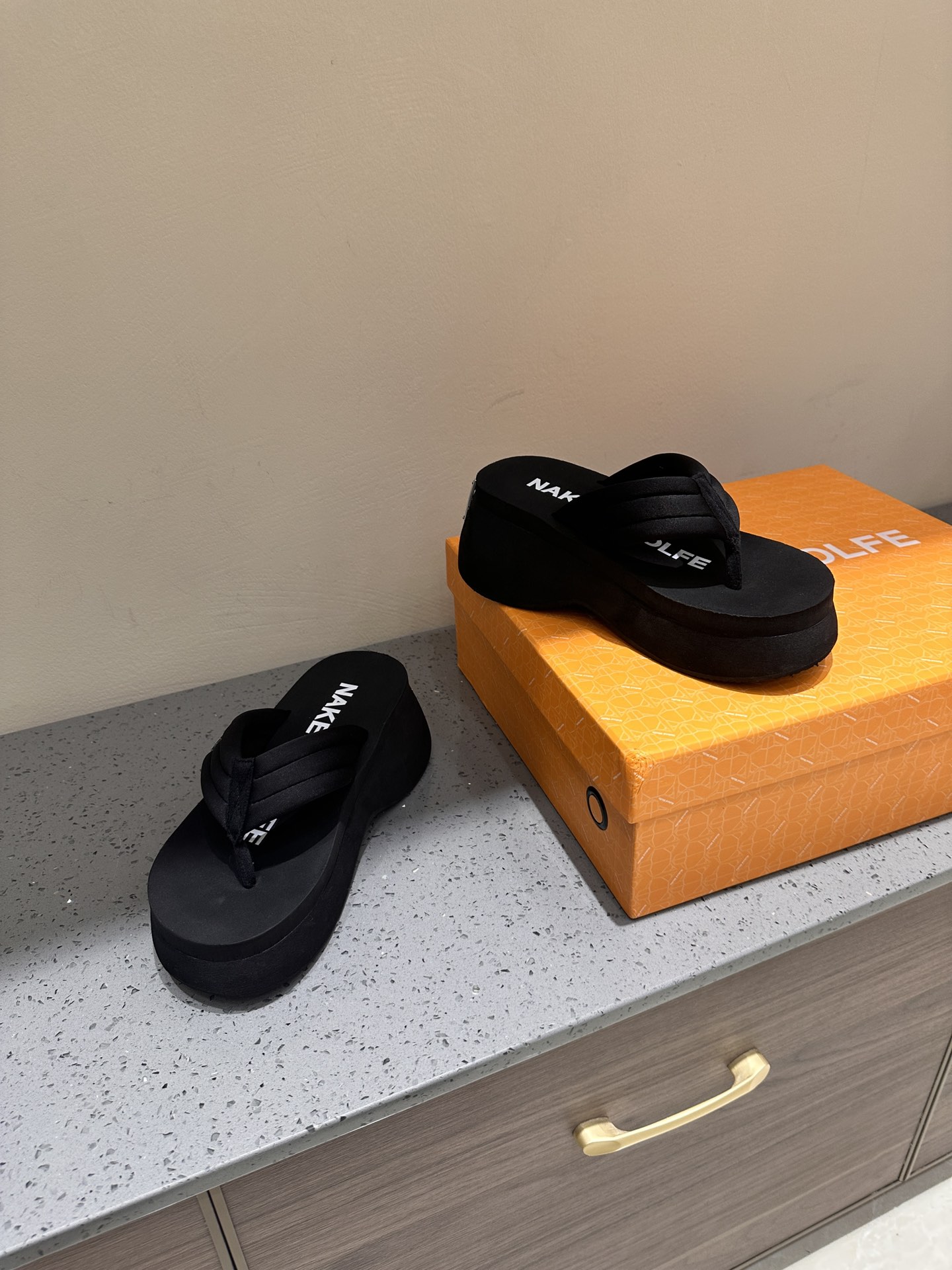 NAKEED WOLFE Spring/Summer Collection: Metallic Wolf Head Roman Slippers - 图片 3
