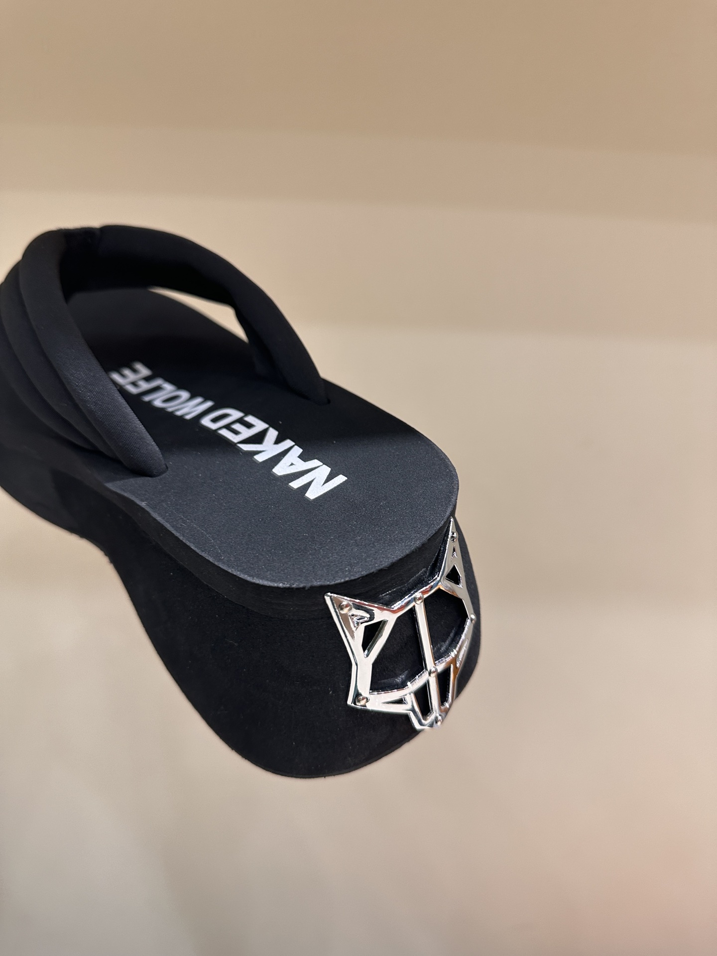 NAKEED WOLFE Spring/Summer Collection: Metallic Wolf Head Roman Slippers - 图片 7