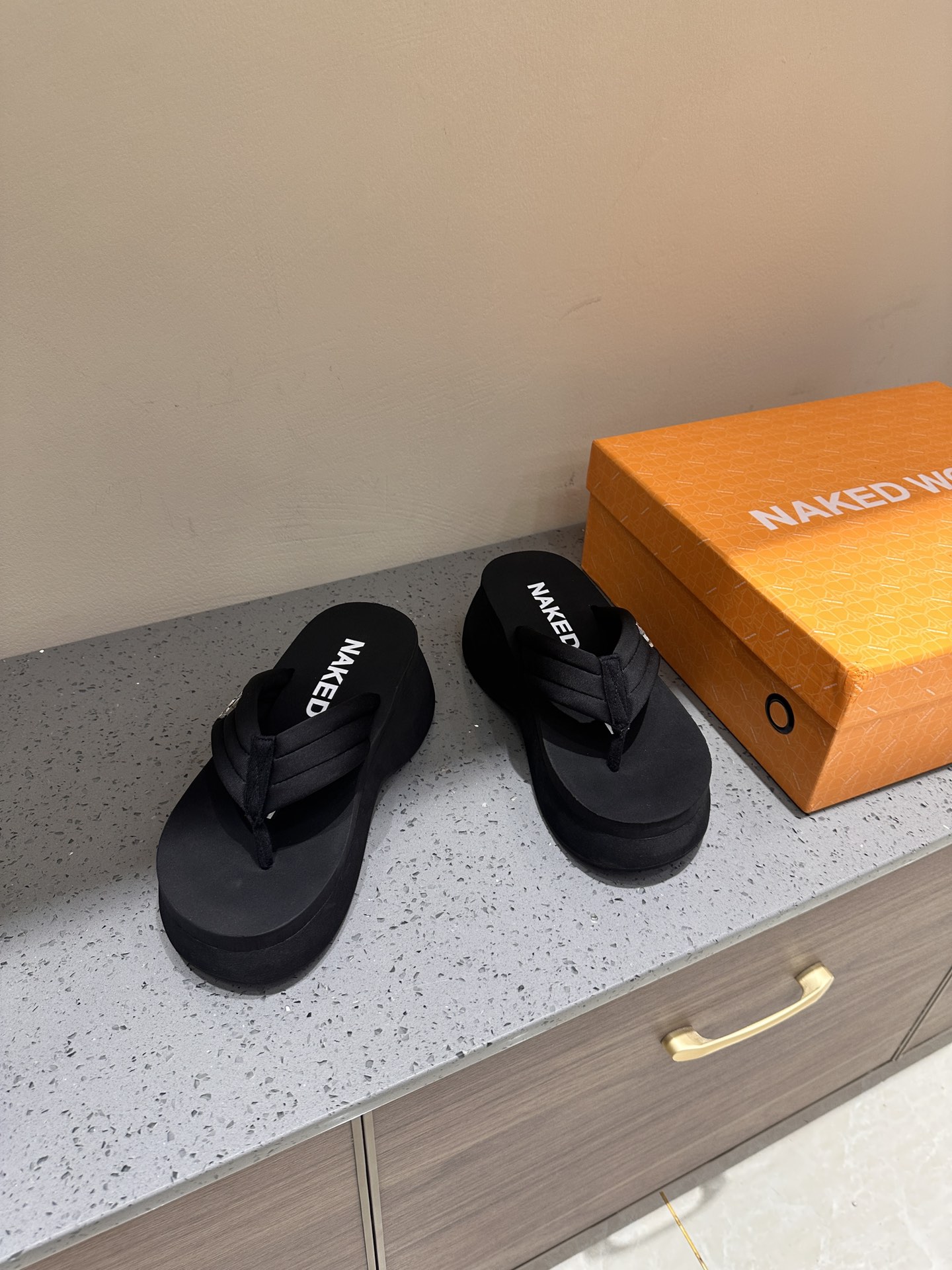 NAKEED WOLFE Spring/Summer Collection: Metallic Wolf Head Roman Slippers - 图片 2