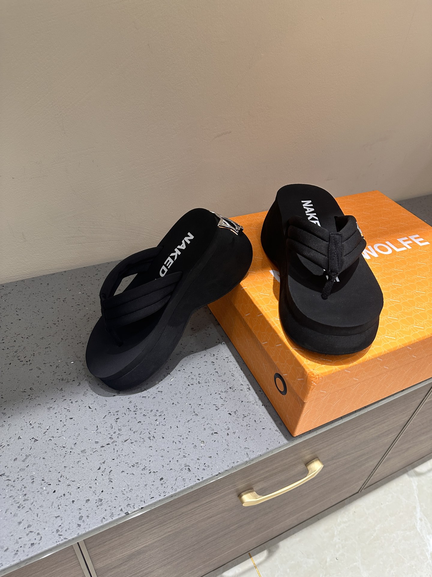 NAKEED WOLFE Spring/Summer Collection: Metallic Wolf Head Roman Slippers - 图片 4