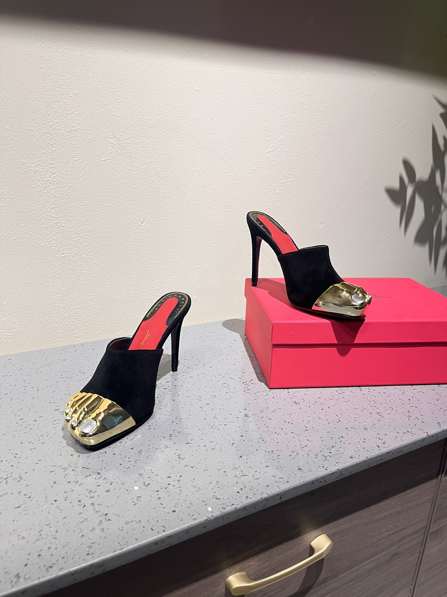 Schiaparelli FW24: Golden Toe Heels, Real Gold and Silver, Luxury Fashion Show - 图片 4